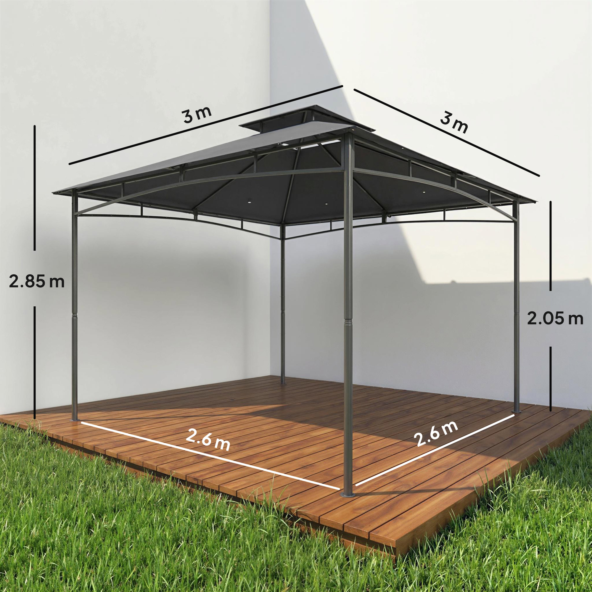 Una pergola scura con dimensioni su un ponte di legno accanto all'erba.