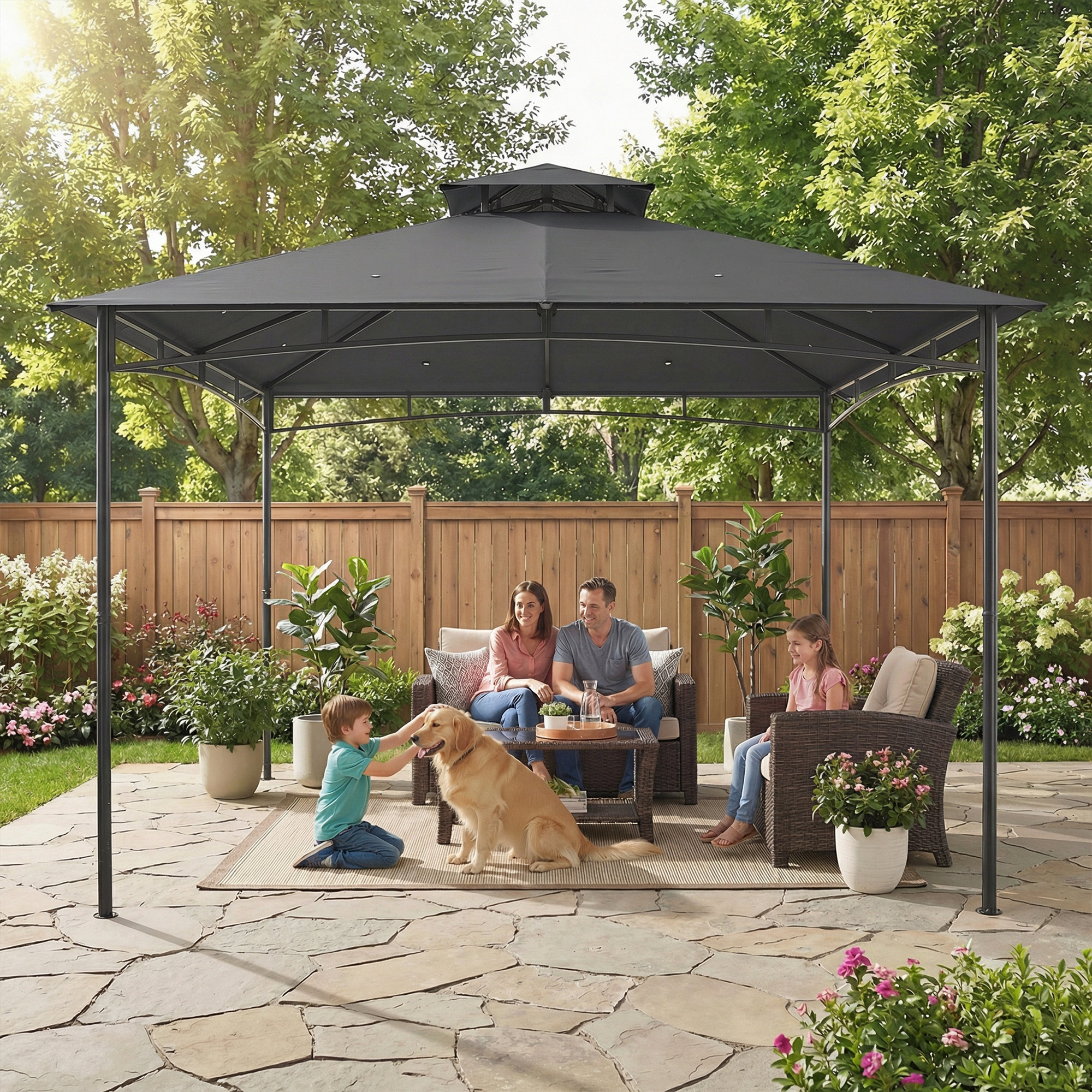 Una famiglia e un cane si rilassano sotto un gazebo in giardino.