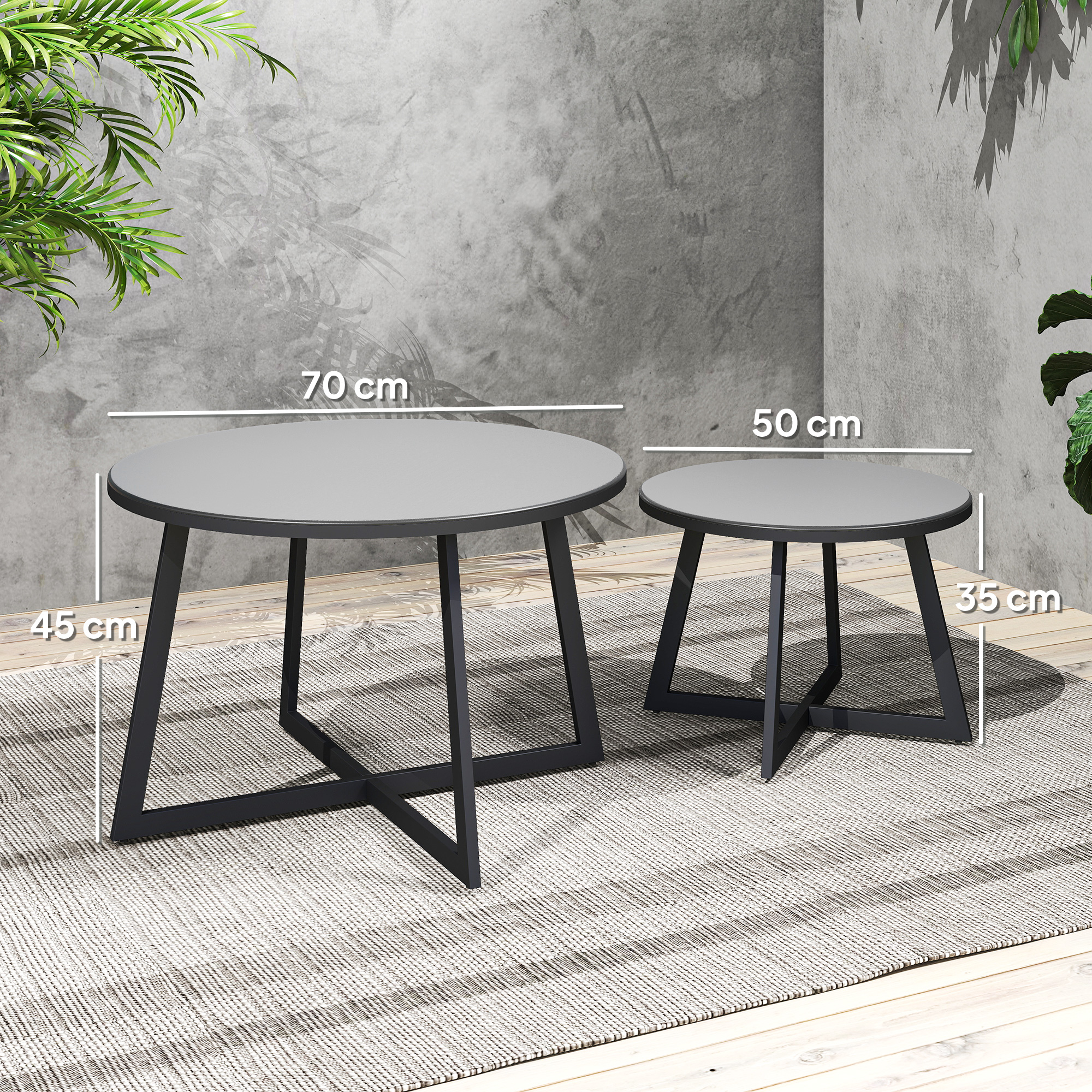 Due tavolini rotondi grigi, uno largo 70cm, alto 45cm; l'altro largo 50cm, alto 35cm.