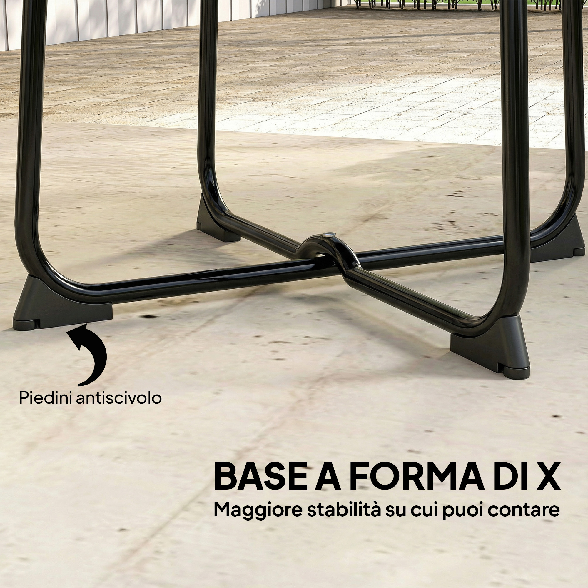 Base metallica nera a forma di X con piedini antiscivolo su pavimento in pietra.