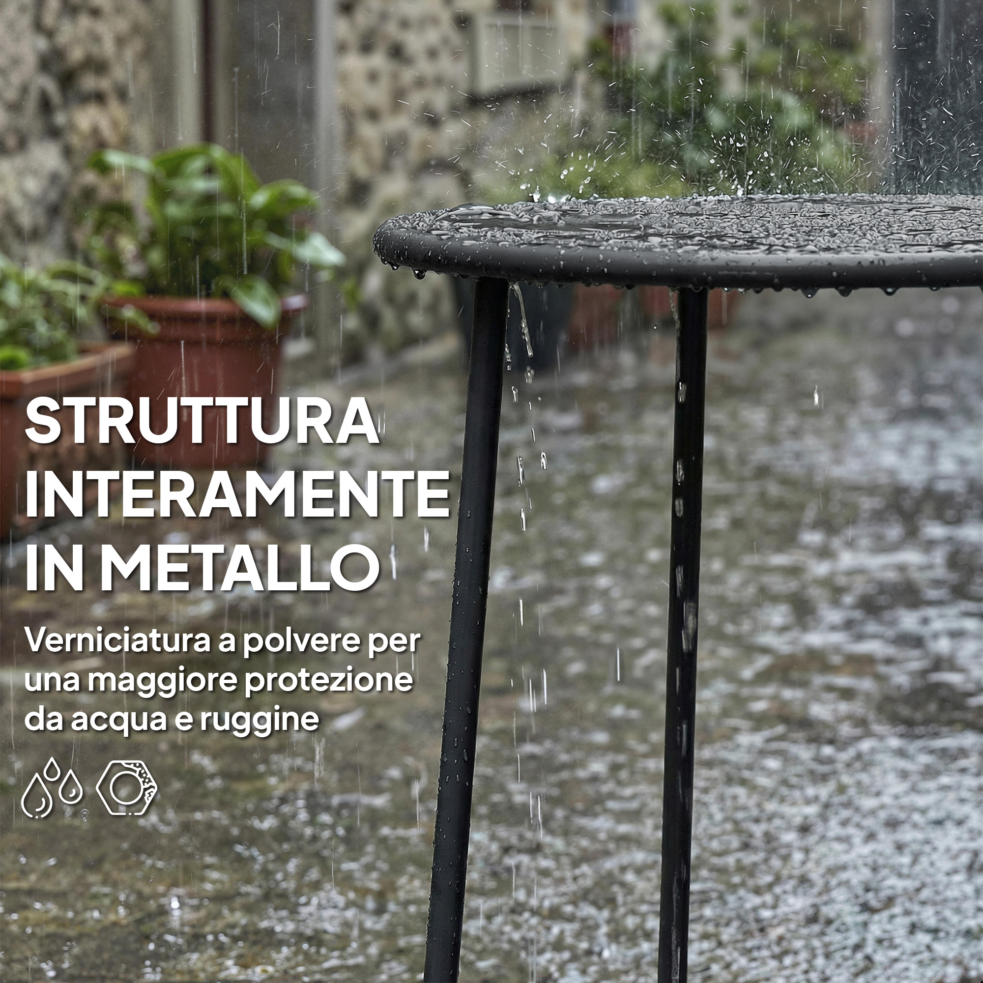 Un tavolo in metallo nero con gocce d'acqua sotto la pioggia.