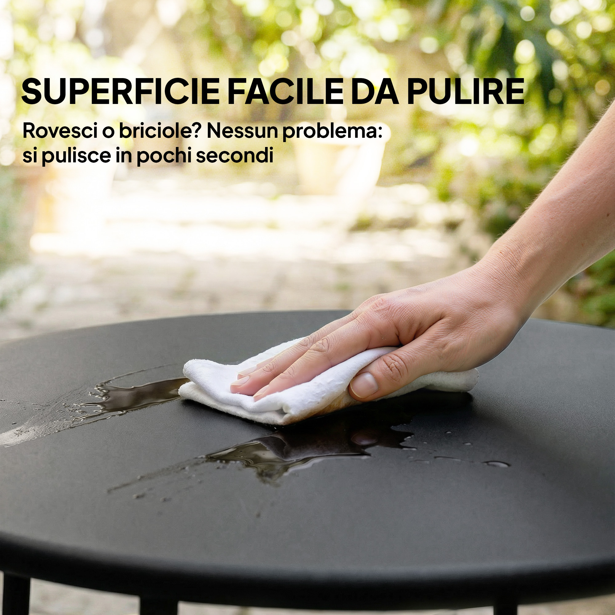 Mano pulisce liquido da tavolo nero con panno bianco.