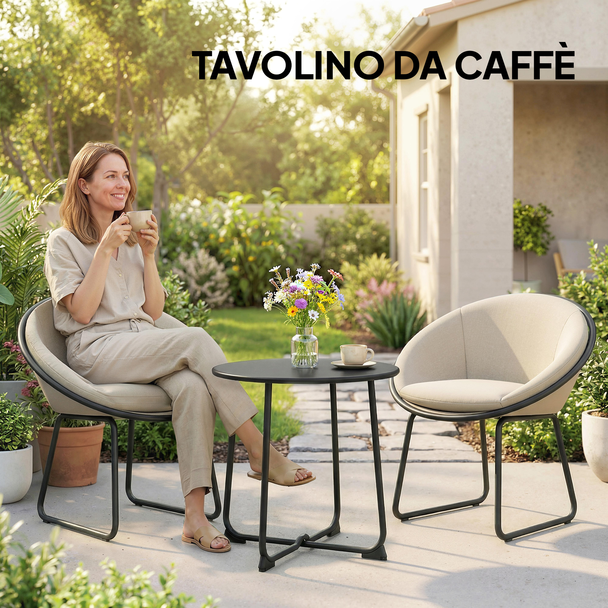 Donna beve caffè in giardino accanto a un tavolo con fiori e sedie.