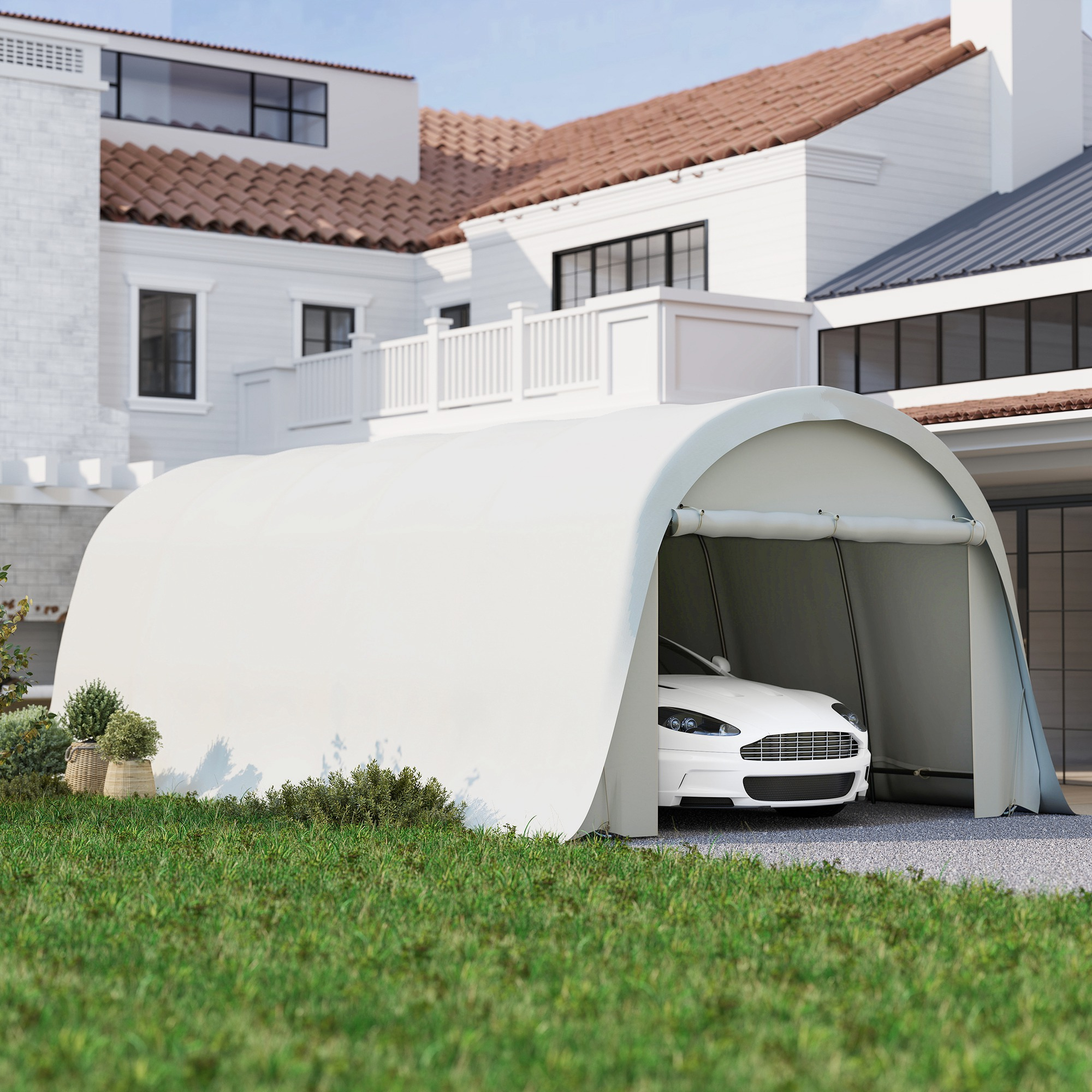 Un'auto bianca si trova sotto una tettoia a tenda bianca di fronte a una casa moderna.