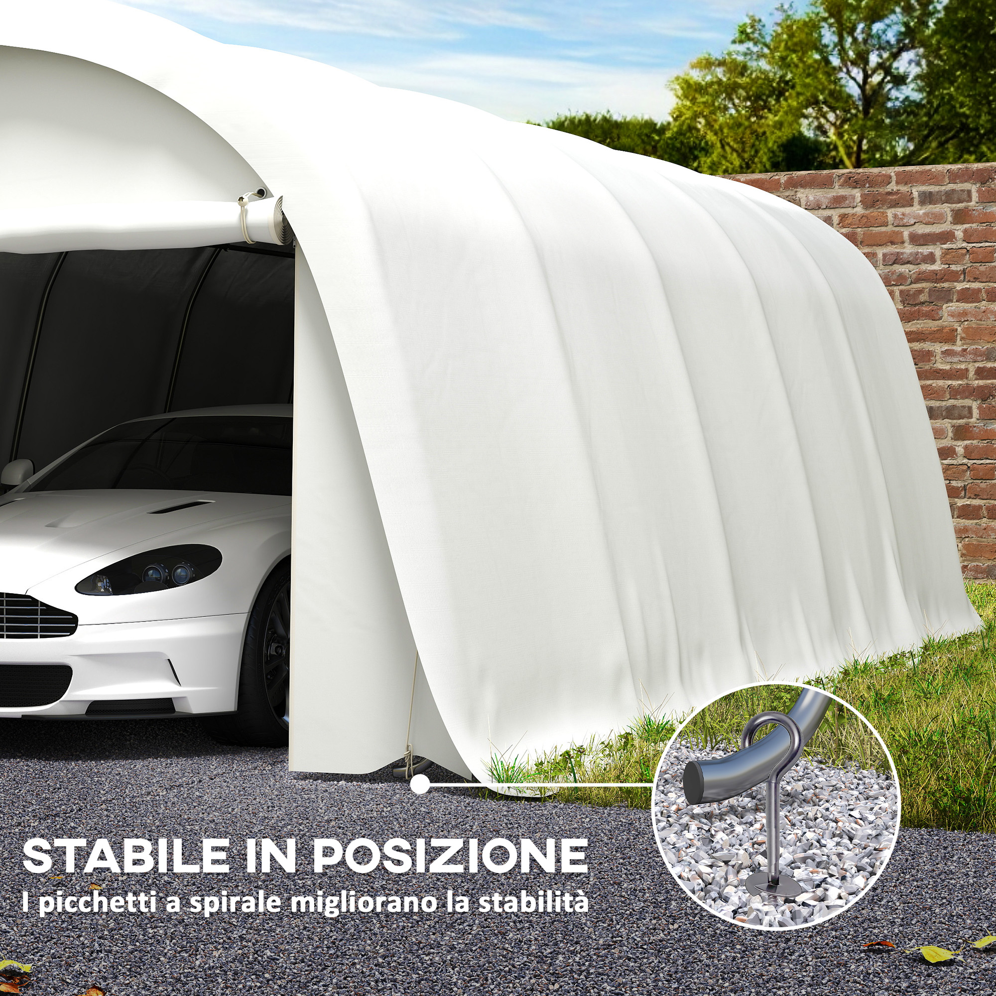 Una tenda bianca con un'auto all'interno, vicino a un muro di mattoni.