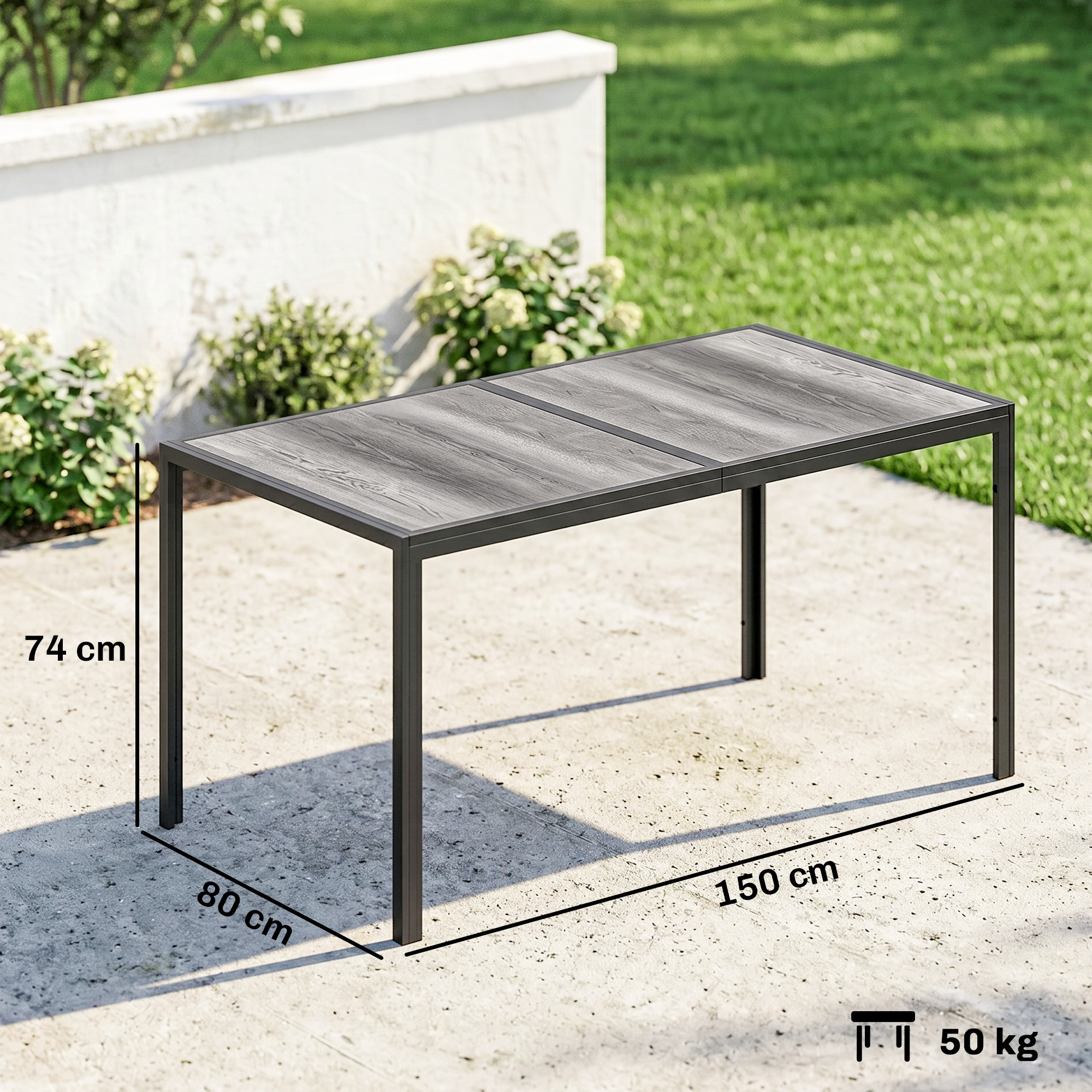 Un tavolo da pranzo grigio da esterno con piano effetto legno e struttura in metallo scuro, con dimensioni e capacità di peso.