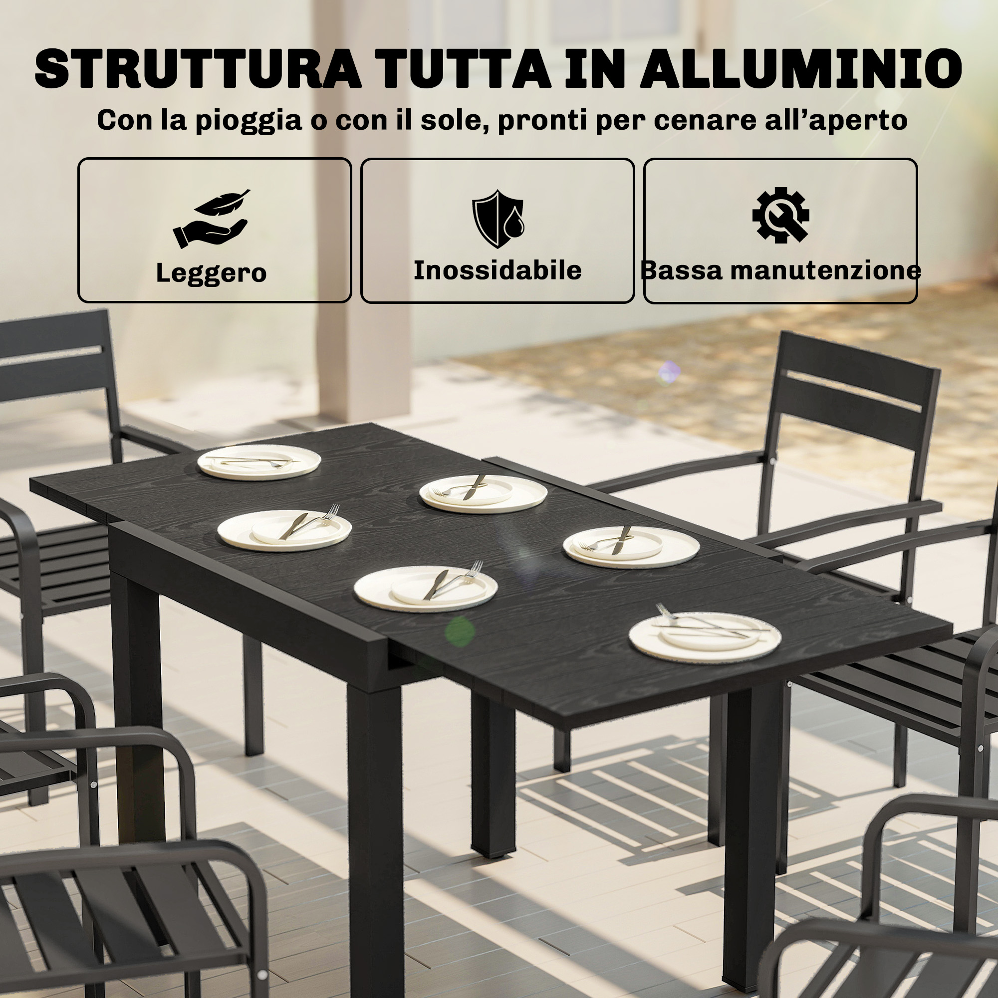 Un tavolo da pranzo nero apparecchiato per sei persone all'aperto su un patio.