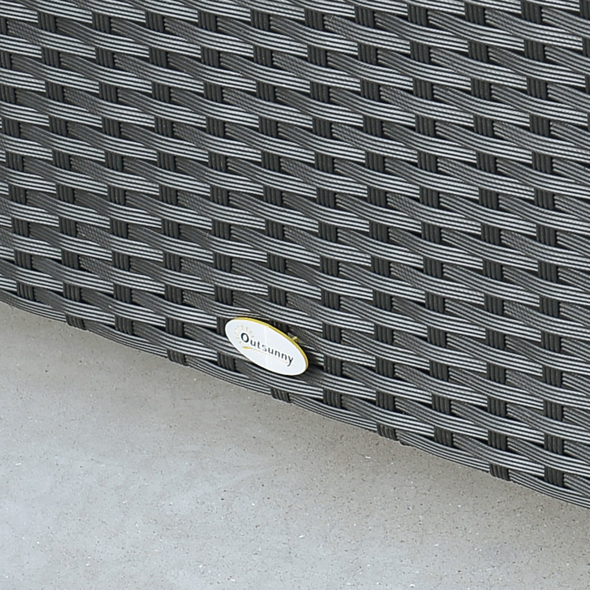 Sedia in rattan grigio con logo ovale Outsunny. Accanto, un pavimento in cemento chiaro.