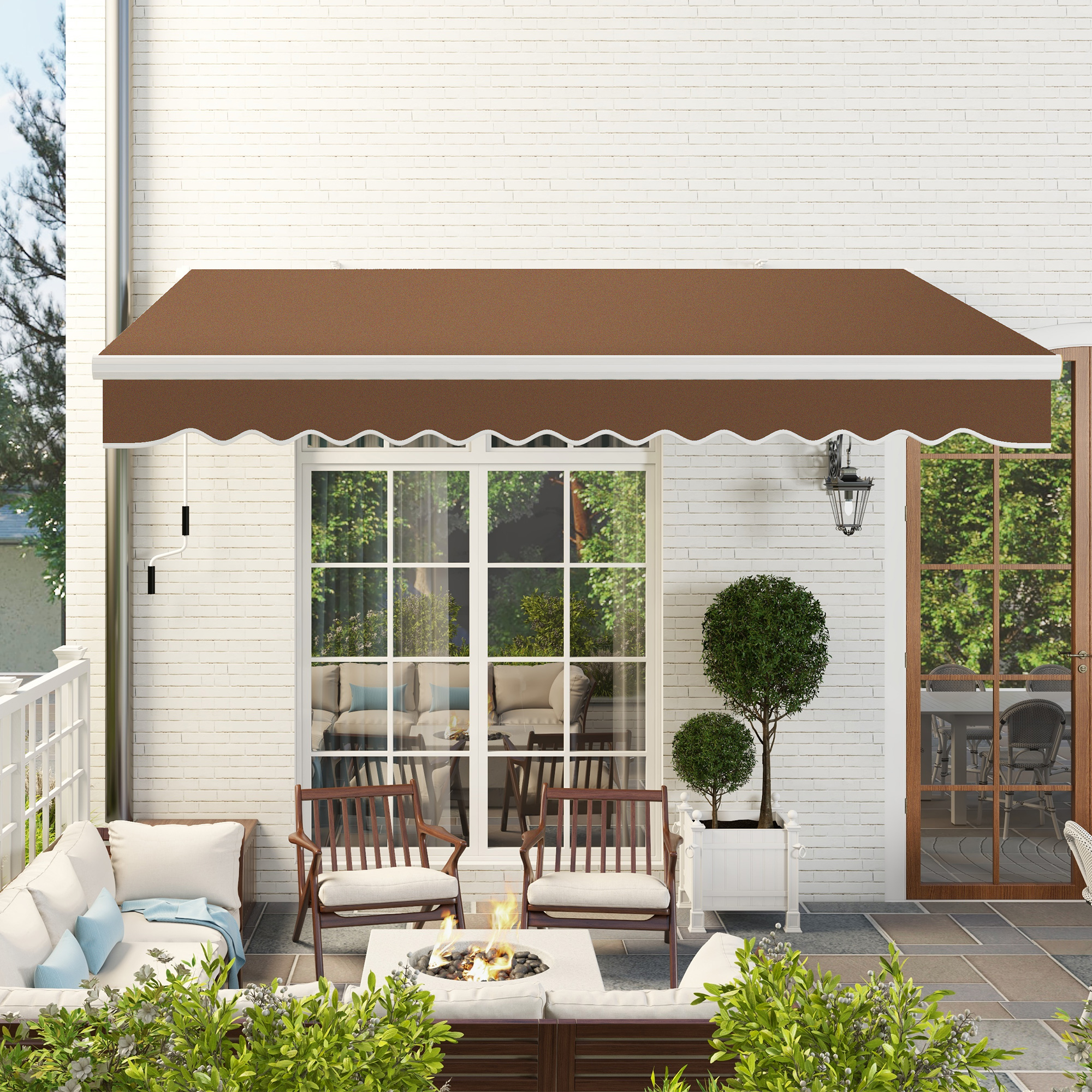 Patio con tenda da sole marrone, muro in mattoni bianchi, mobili e braciere.