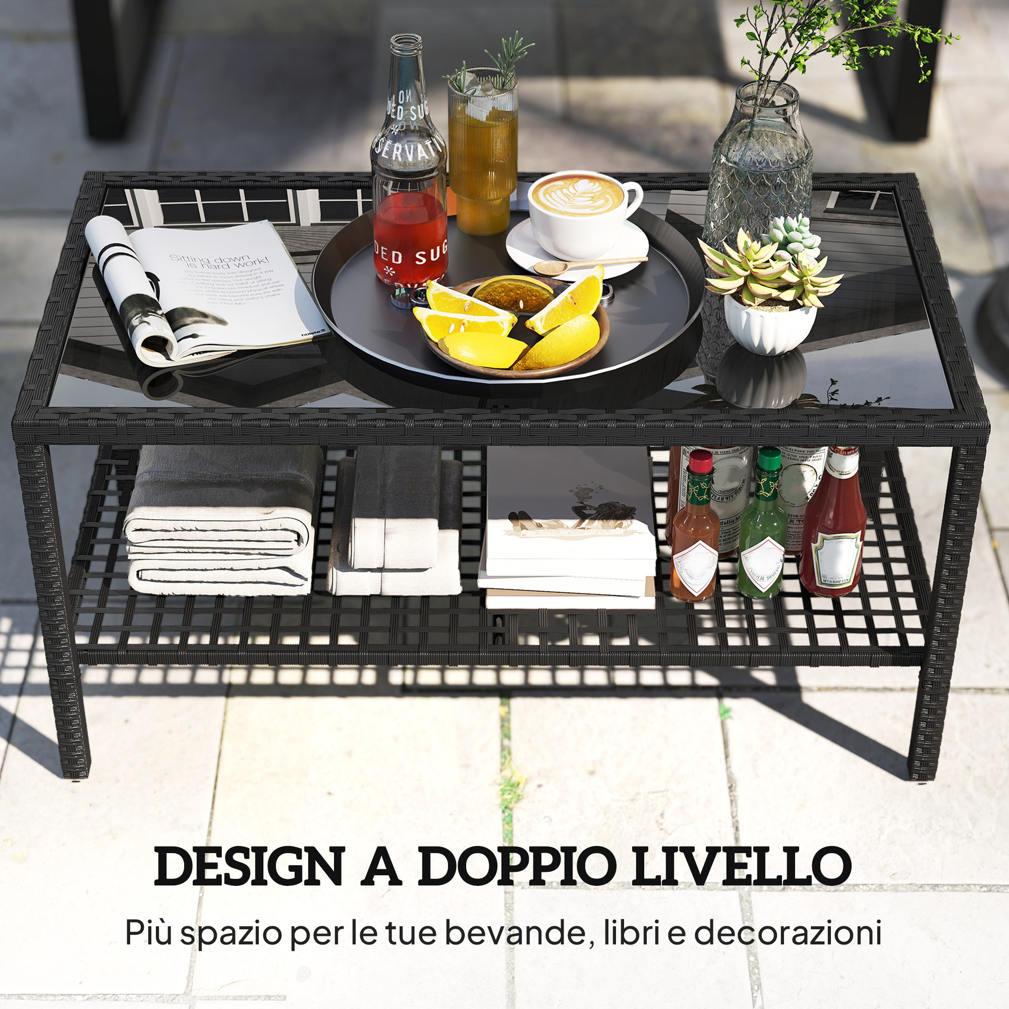 Un tavolo a due livelli con bevande, libri e piante.