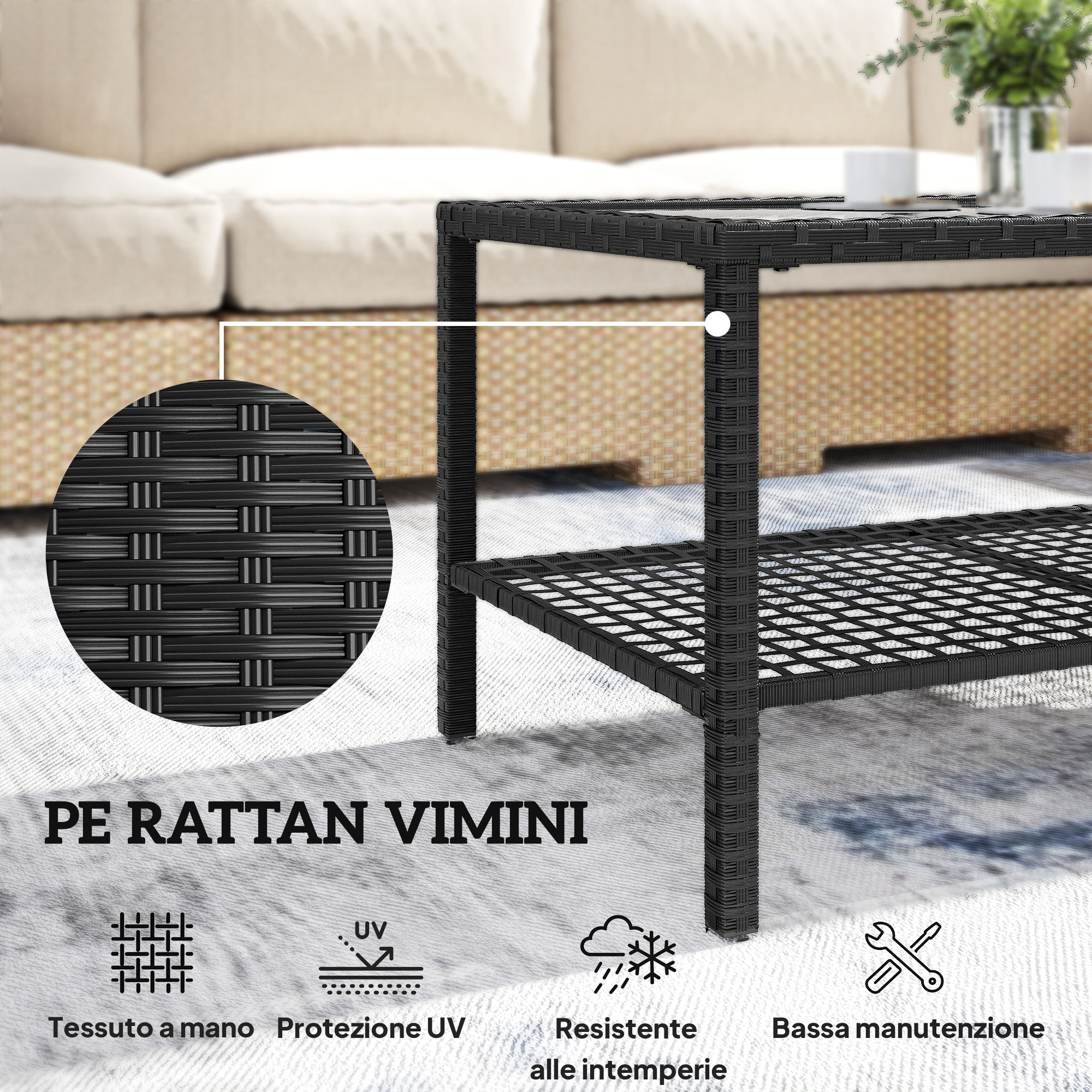 Tavolino in rattan nero con piano in vetro, divano sullo sfondo. Dettagli: tessuto a mano, protezione UV, resistente alle intemperie.