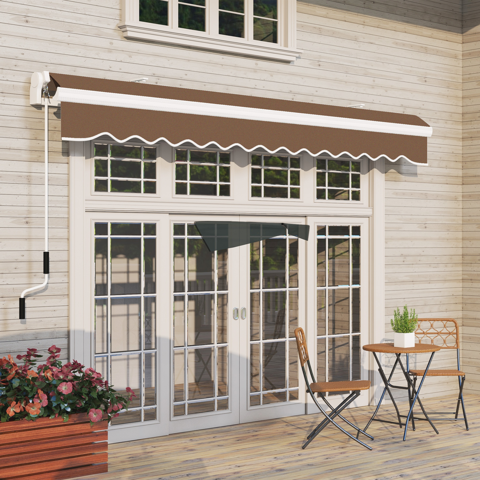 Tenda da sole marrone sopra porte finestre su casa in legno. Set da patio con sedie e tavolo.