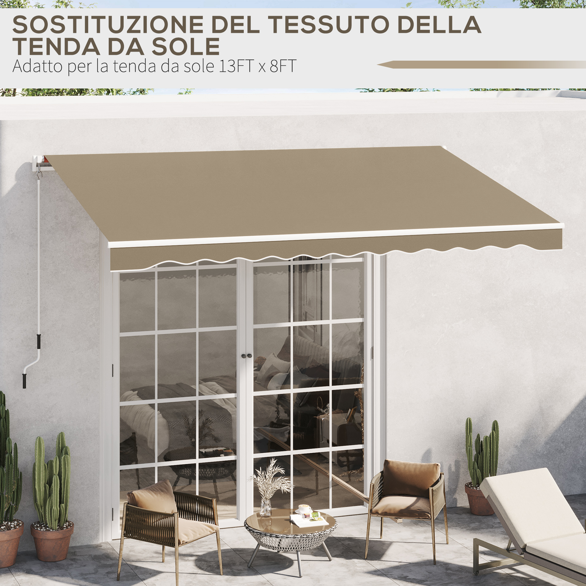 Una tenda da sole beige sopra una porta a vetri, con cactus e mobili vicini.