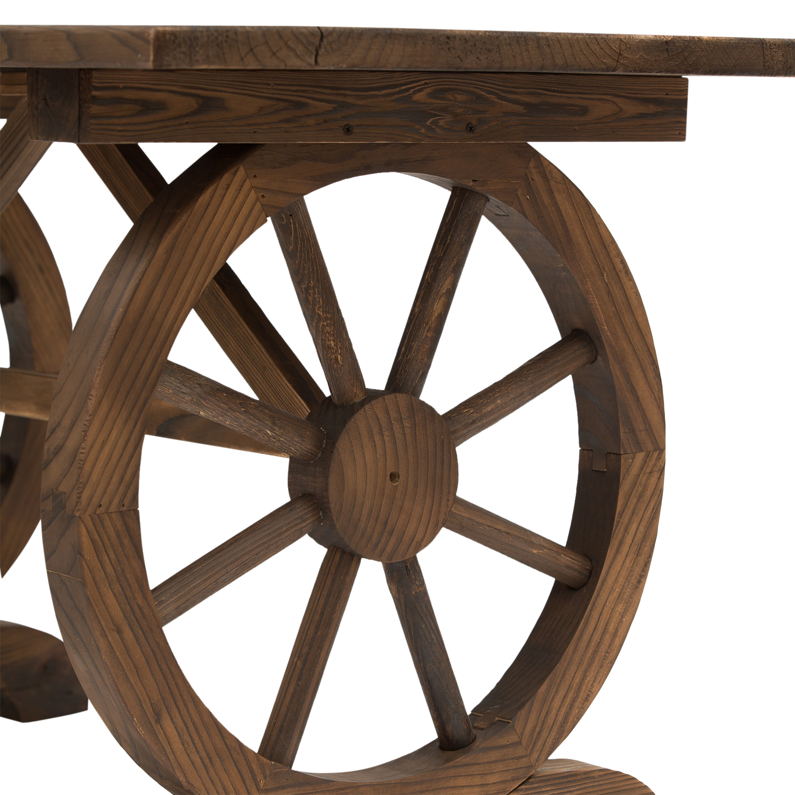Un tavolo rustico in legno con ruote di carro come gambe. Venatura del legno dettagliata.