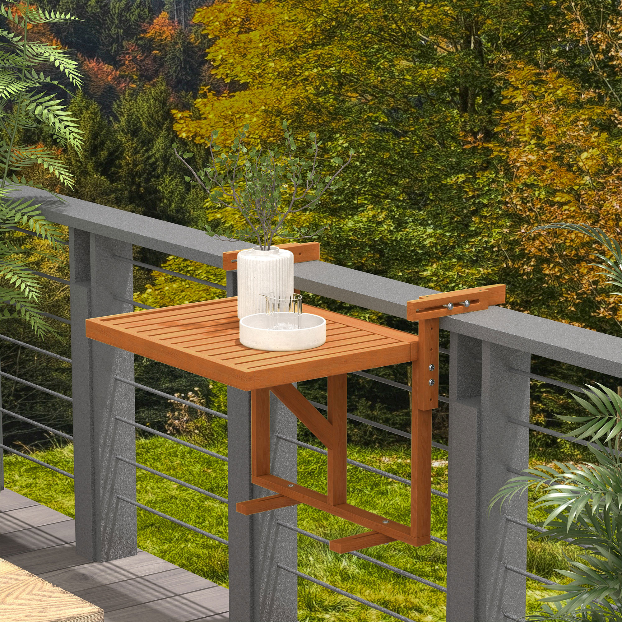 Tavolino da balcone in legno con vaso e caraffa su sfondo forestale sfocato.