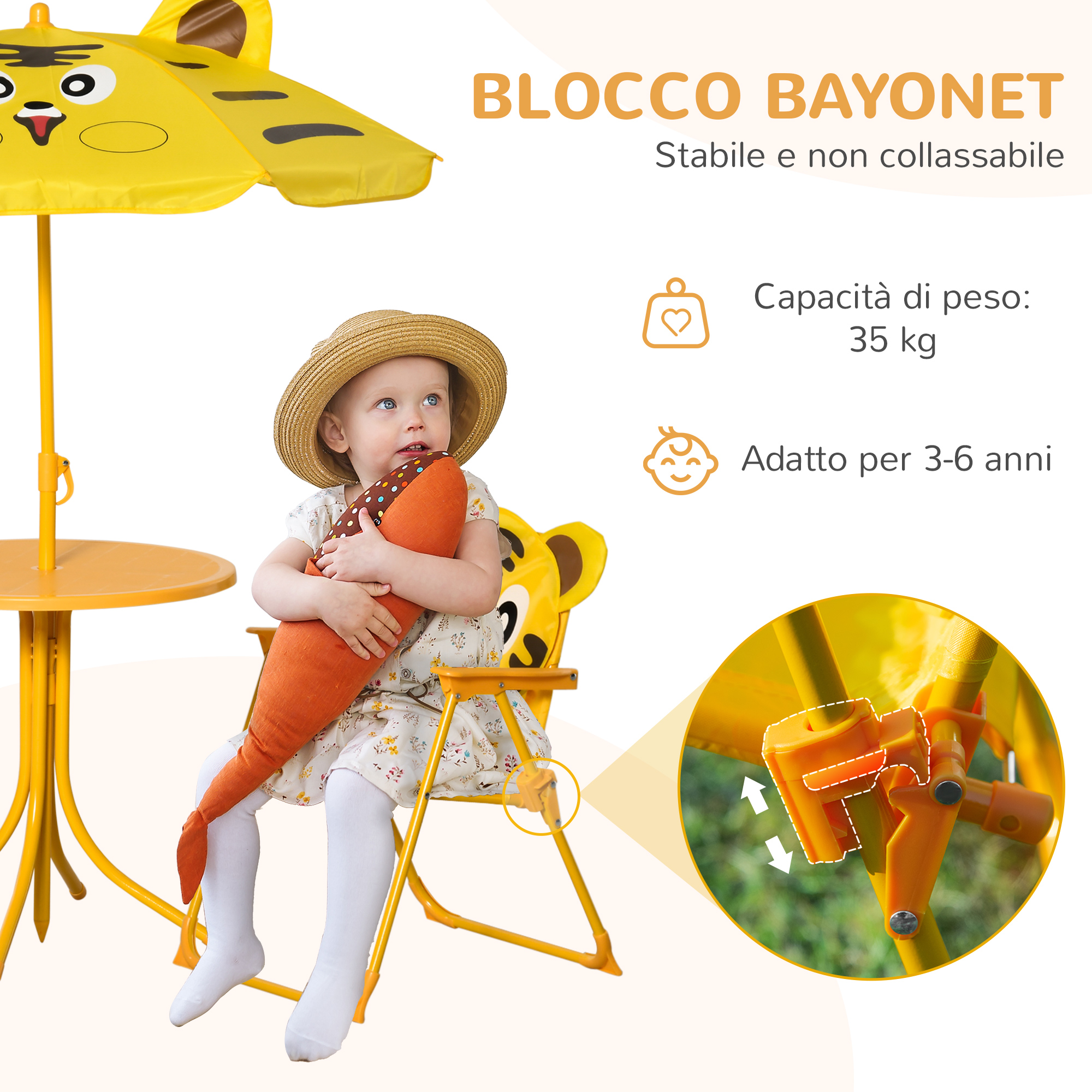 Un bambino è seduto su una sedia gialla, tiene un cuscino a carota. Sopra c'è un ombrellone a tigre.