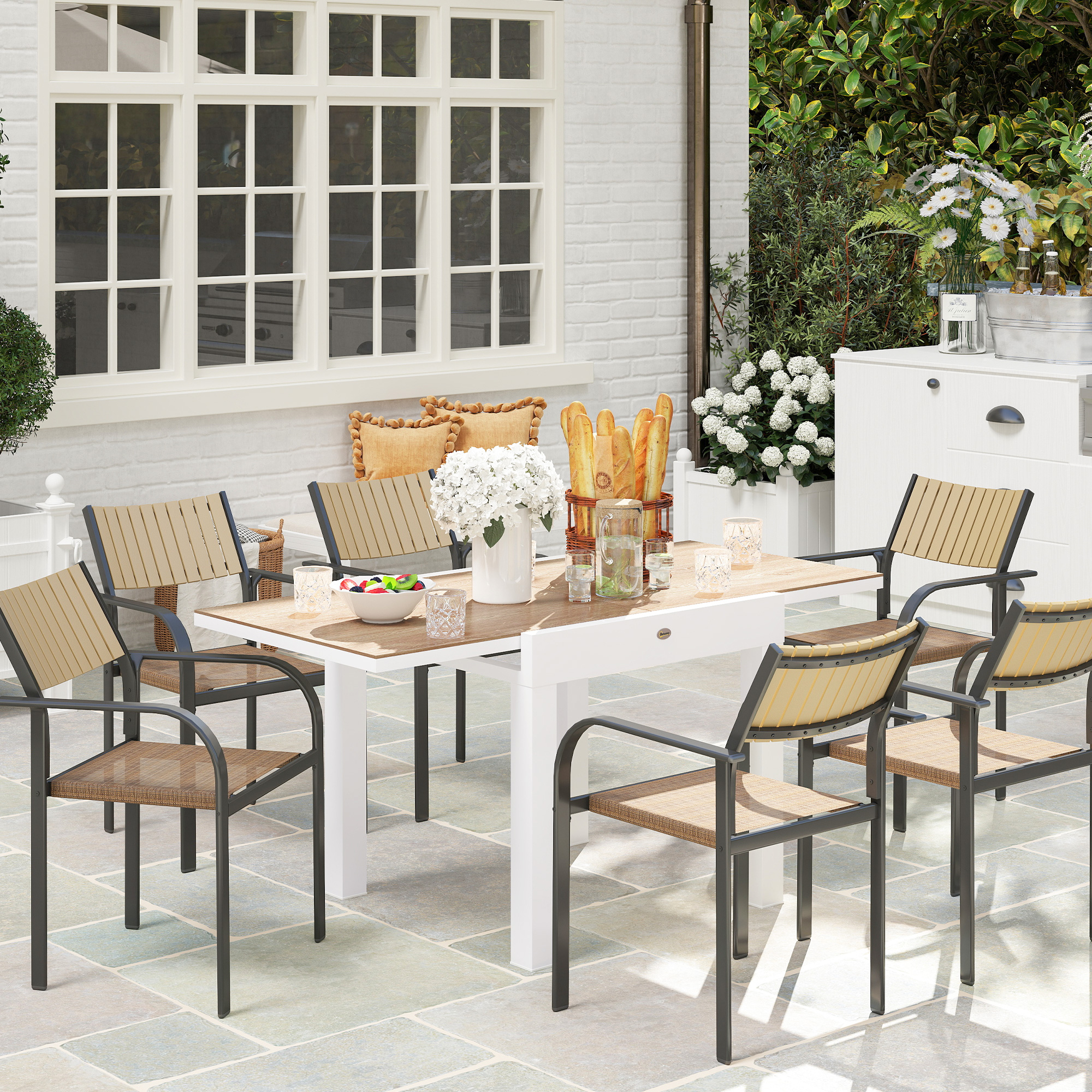 Un tavolo da patio con sei sedie, apparecchiato con fiori e pane.