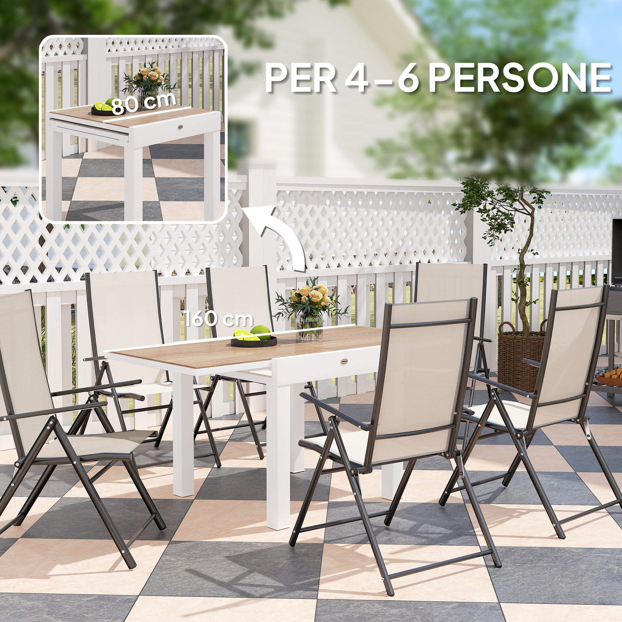 Un tavolo estensibile con quattro sedie su un patio a scacchi. Testo in italiano.