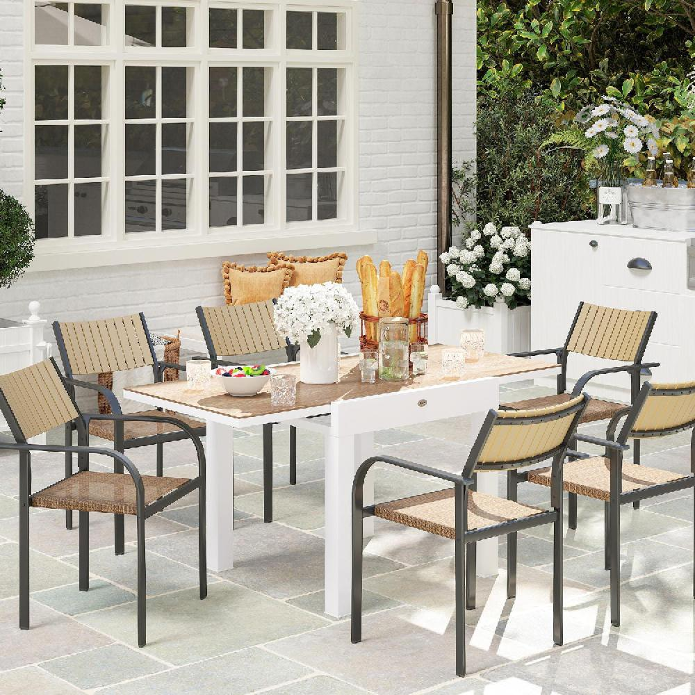 Set da pranzo all'aperto con tavolo bianco, sedie, pane, fiori e finestra.