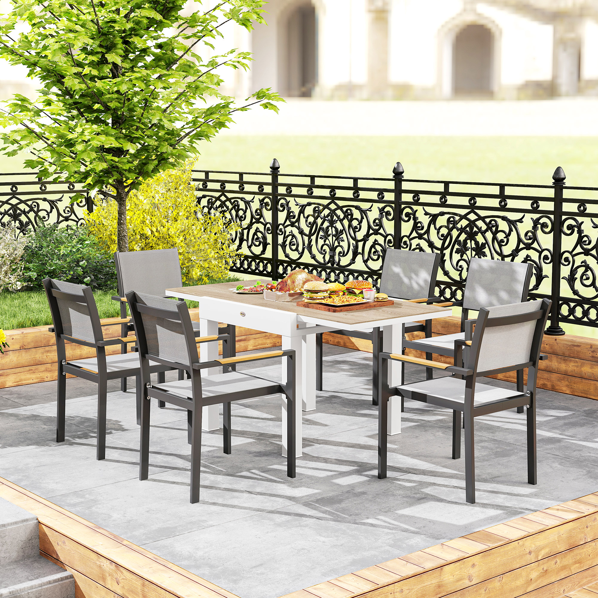 Un set da pranzo da patio con sei sedie e cibo, inclusi hamburger e tacchino.