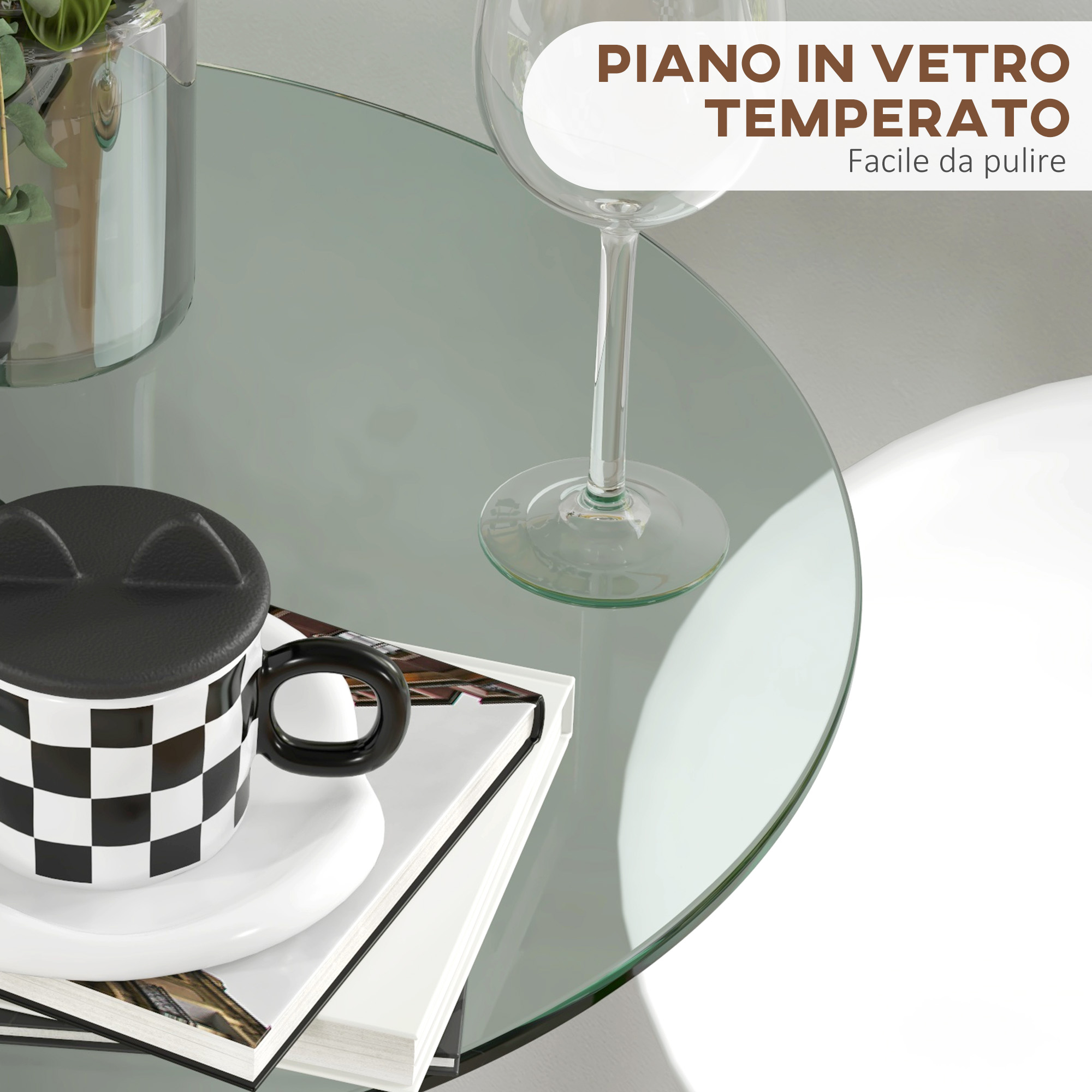 Un tavolino in vetro con tazza a scacchi, calice e libri.