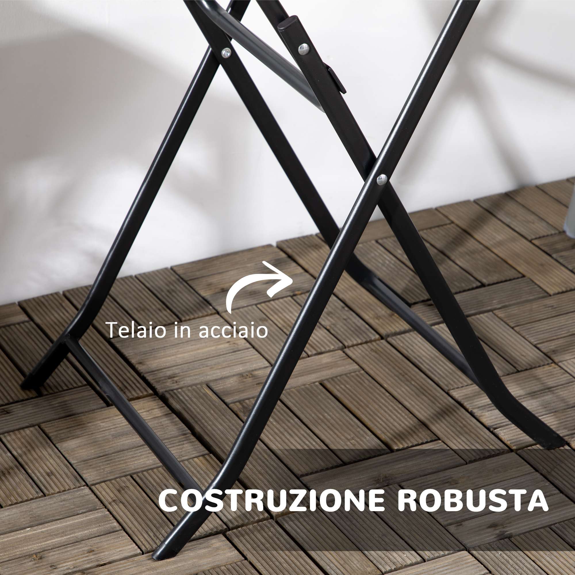 Telaio in metallo nero di un tavolo pieghevole su pavimento in legno.