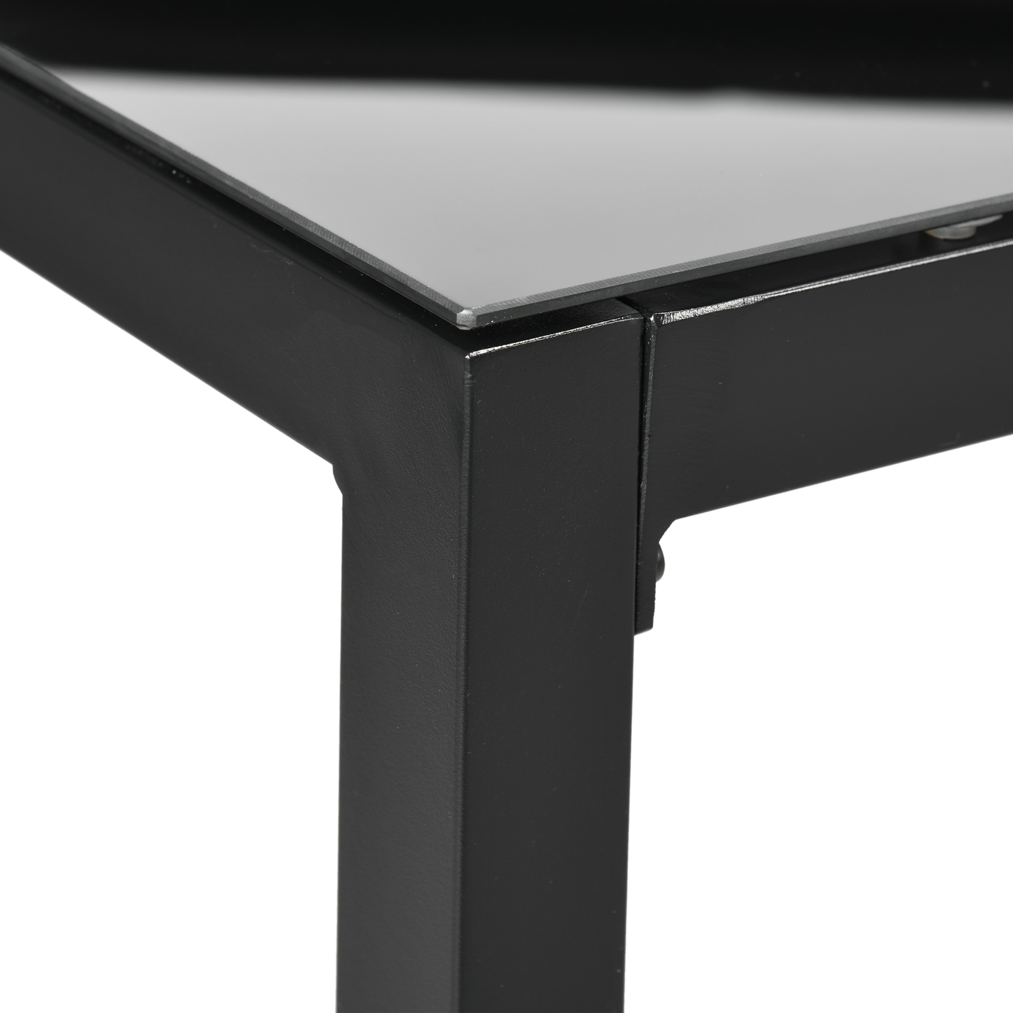 Primo piano di un bordo tavolo nero con piano in vetro e telaio in metallo.