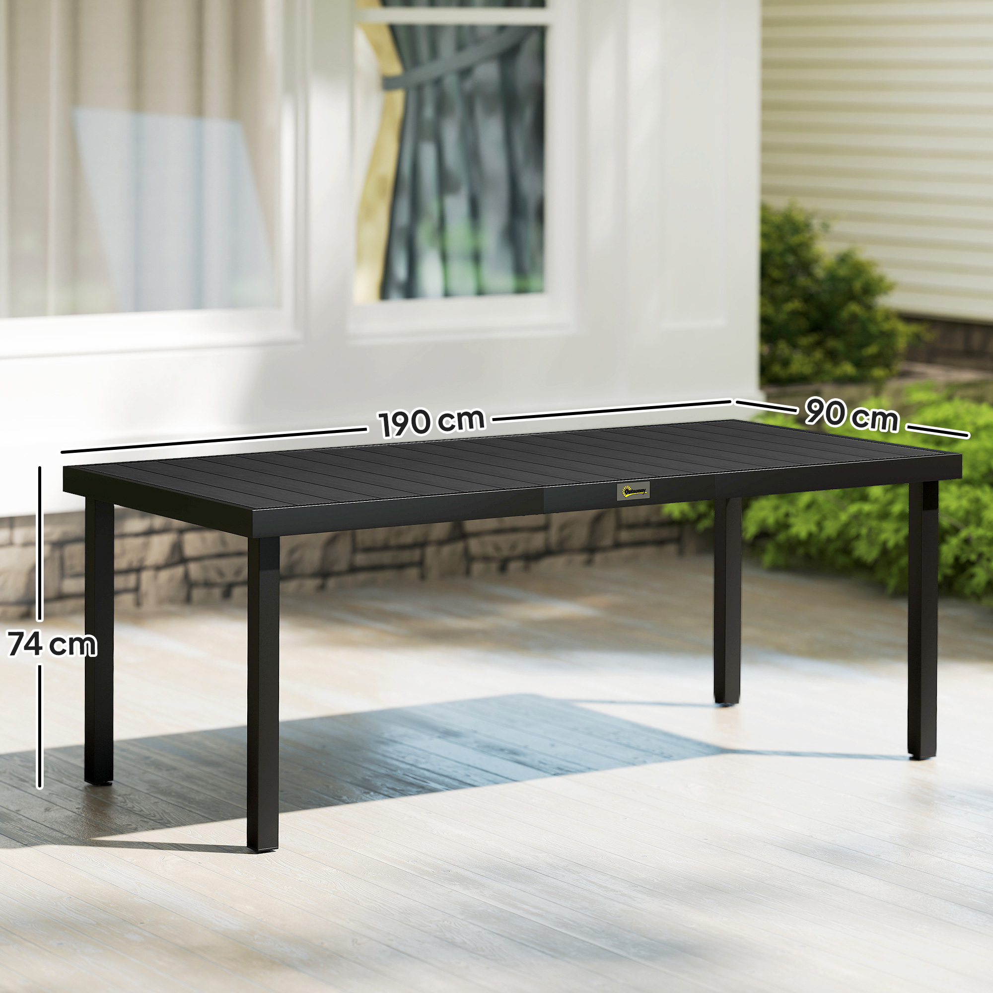 Tavolo da pranzo nero (190x90x74 cm) su terrazza in legno con ombre.