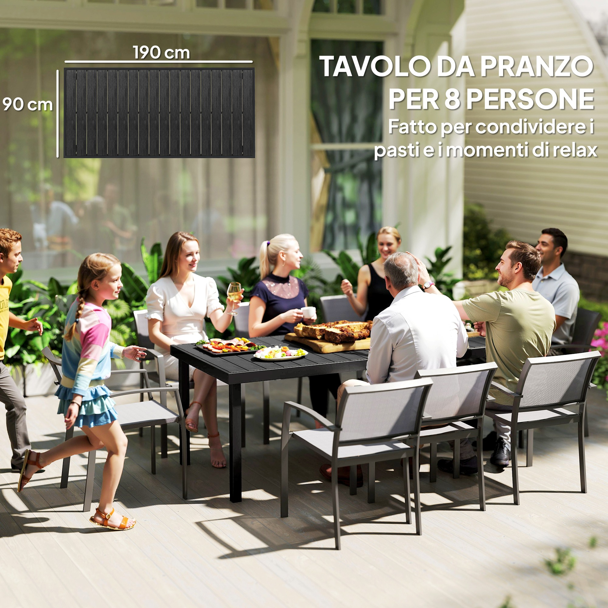 Una famiglia si gode un pasto all'aperto a un grande tavolo con otto persone.