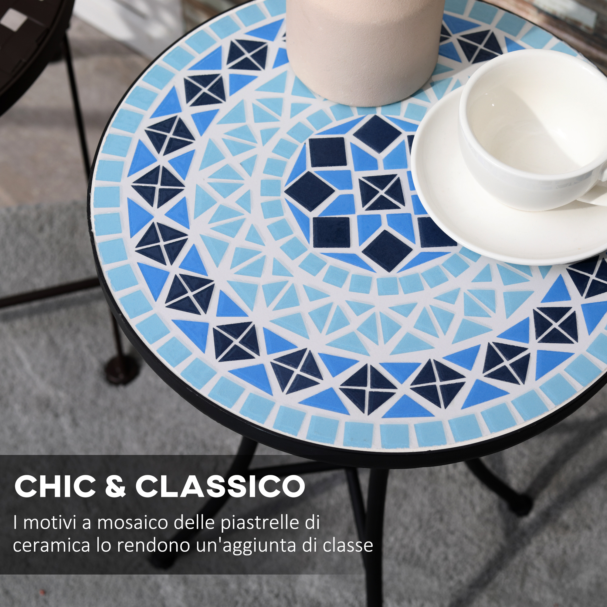 Tavolino rotondo in mosaico con motivo blu, con tazza e piattino bianchi sopra.