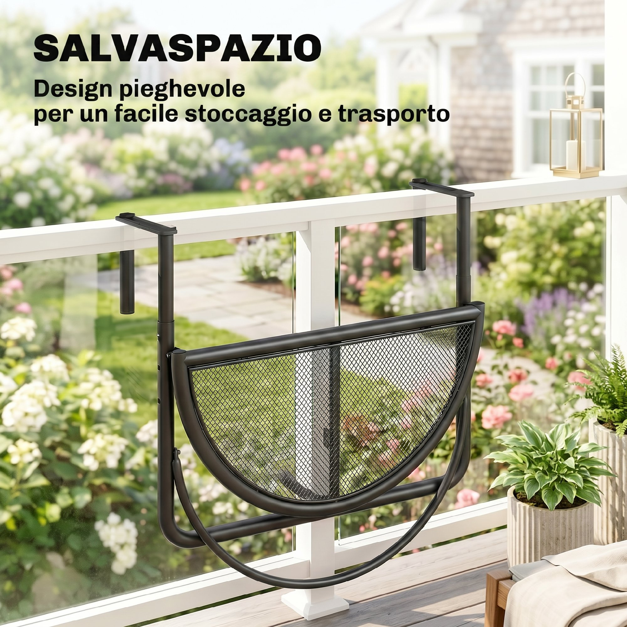 Tavolino pieghevole nero da balcone appeso a ringhiera bianca. Fiori sullo sfondo.