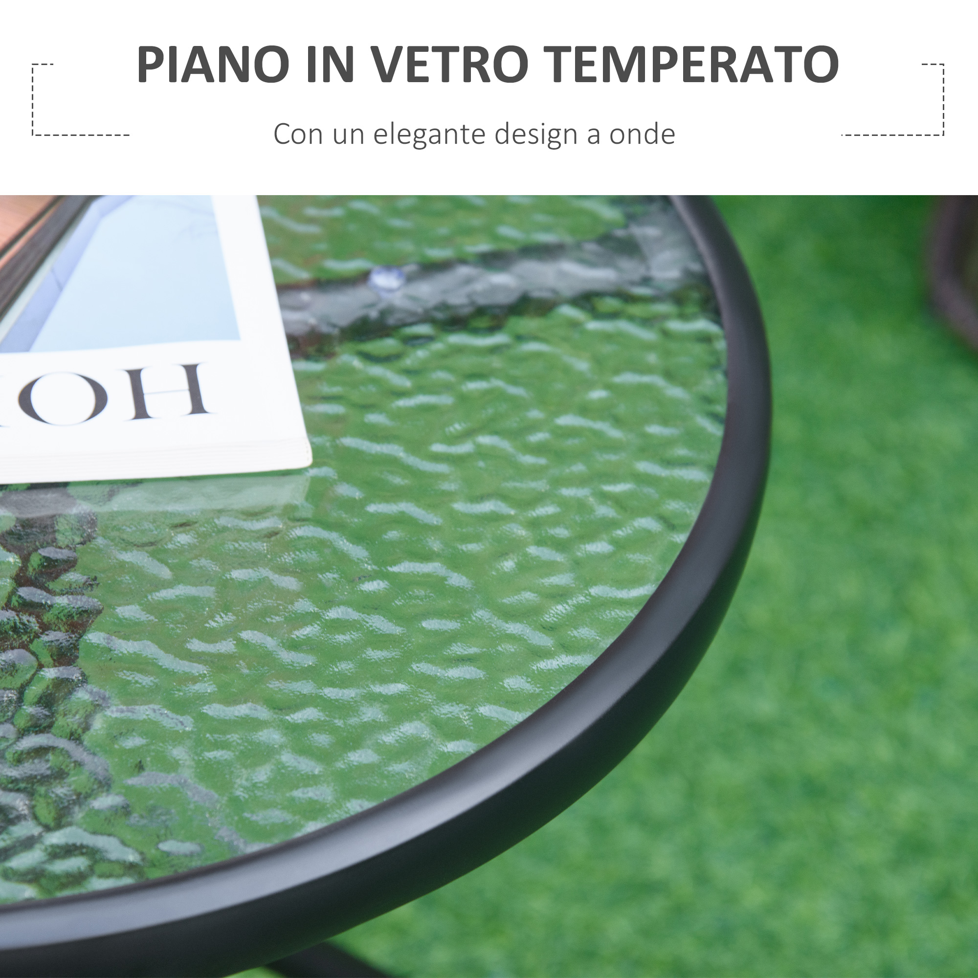 Un primo piano di un piano in vetro con motivo ondulato su erba verde.