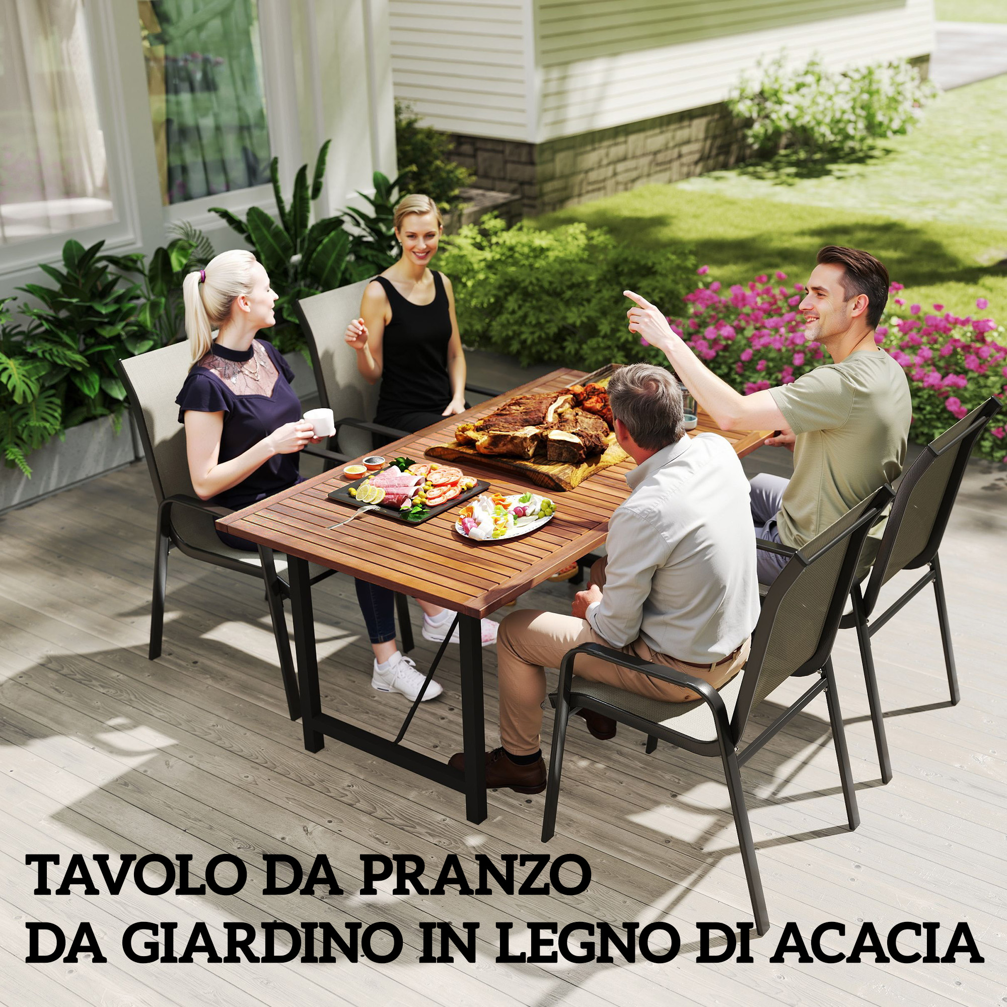 Quattro persone mangiano all'aperto a un tavolo di legno. Carne e insalate sono sul tavolo.