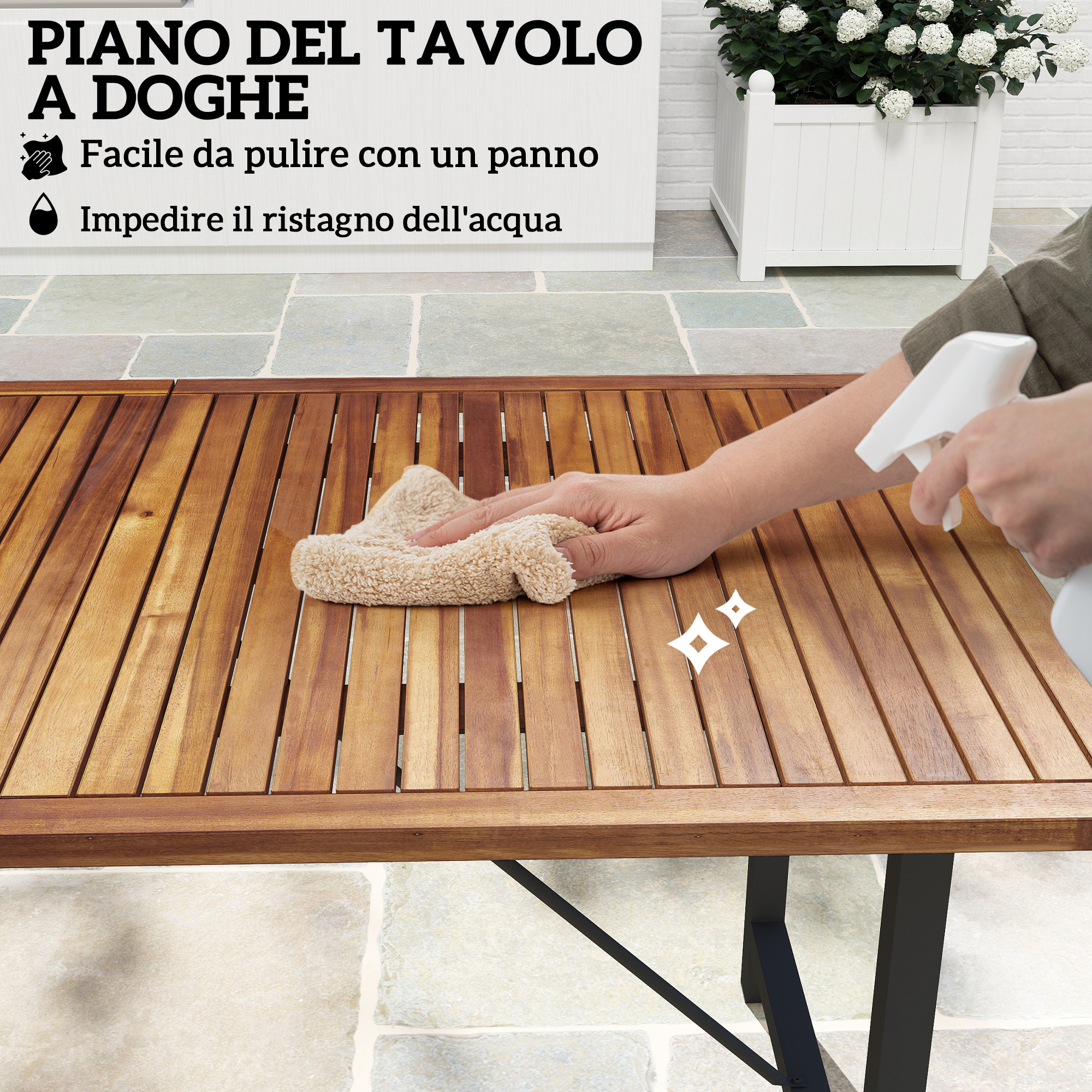 Una mano pulisce un tavolo in legno con un panno e uno spray.