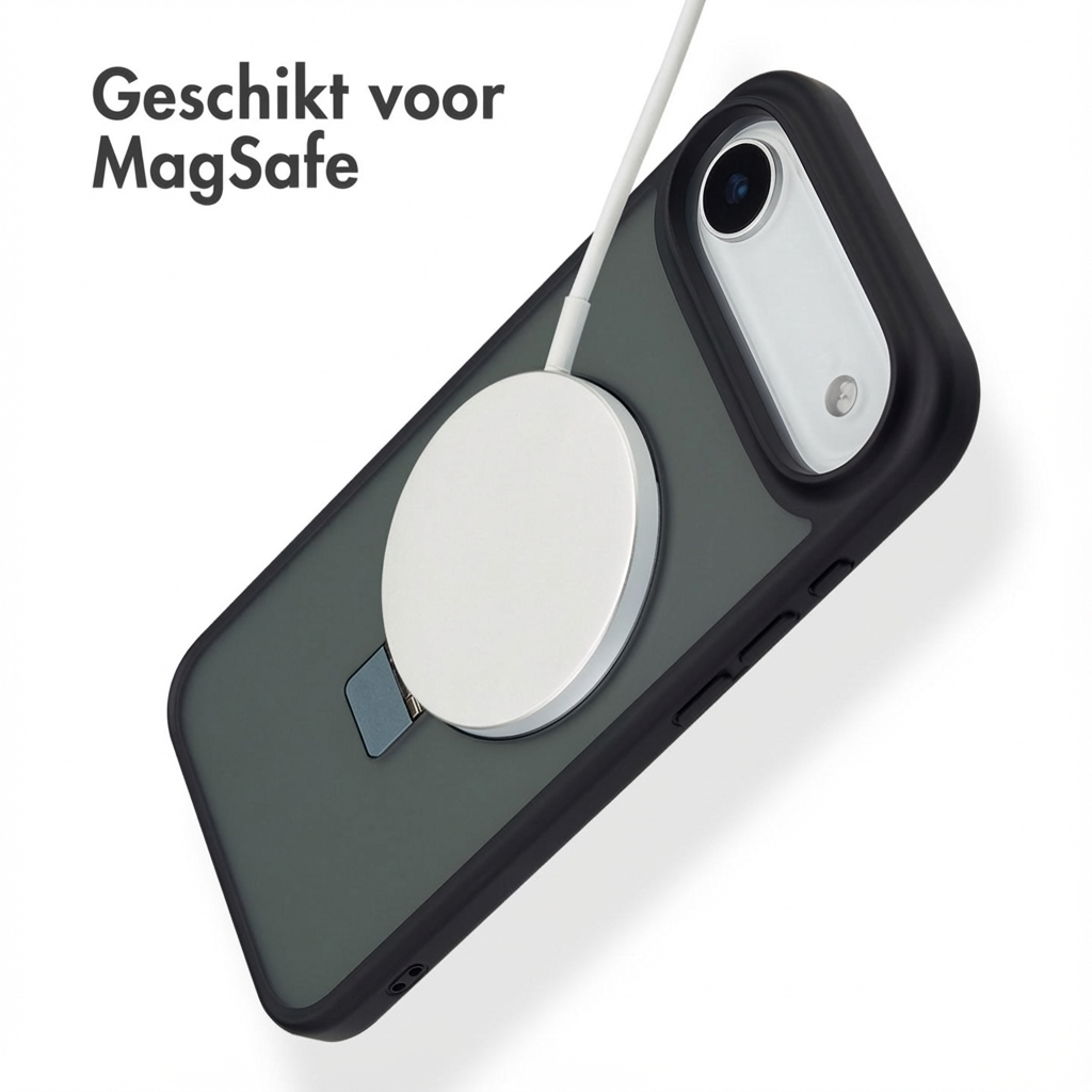 Telefono grigio scuro con bordo nero, caricatore MagSafe collegato.