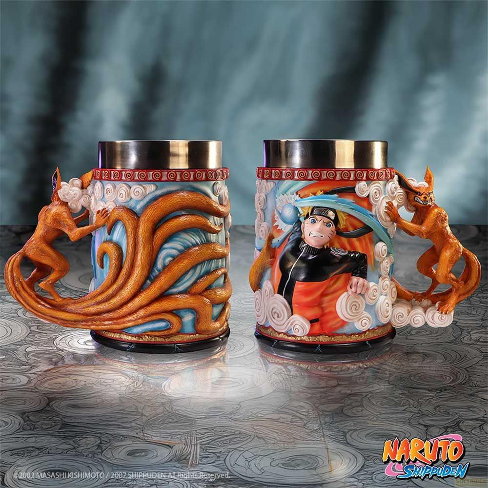 Twee Naruto mokken met figuur- en staartgrepen, tegen een blauwe achtergrond.