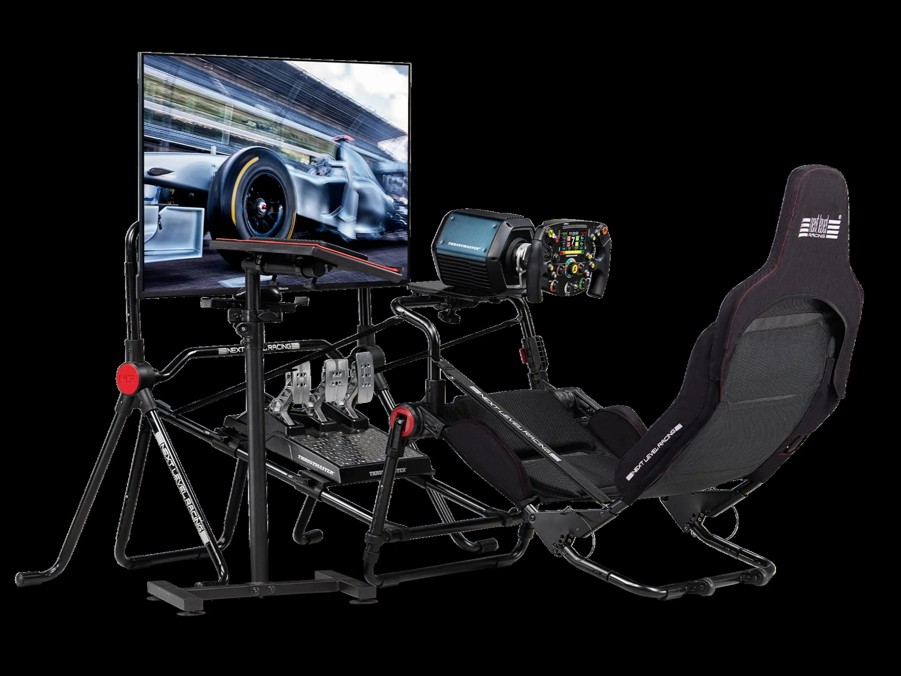 Un simulador de carreras con asiento, volante, pedales y monitor mostrando un coche de carreras.