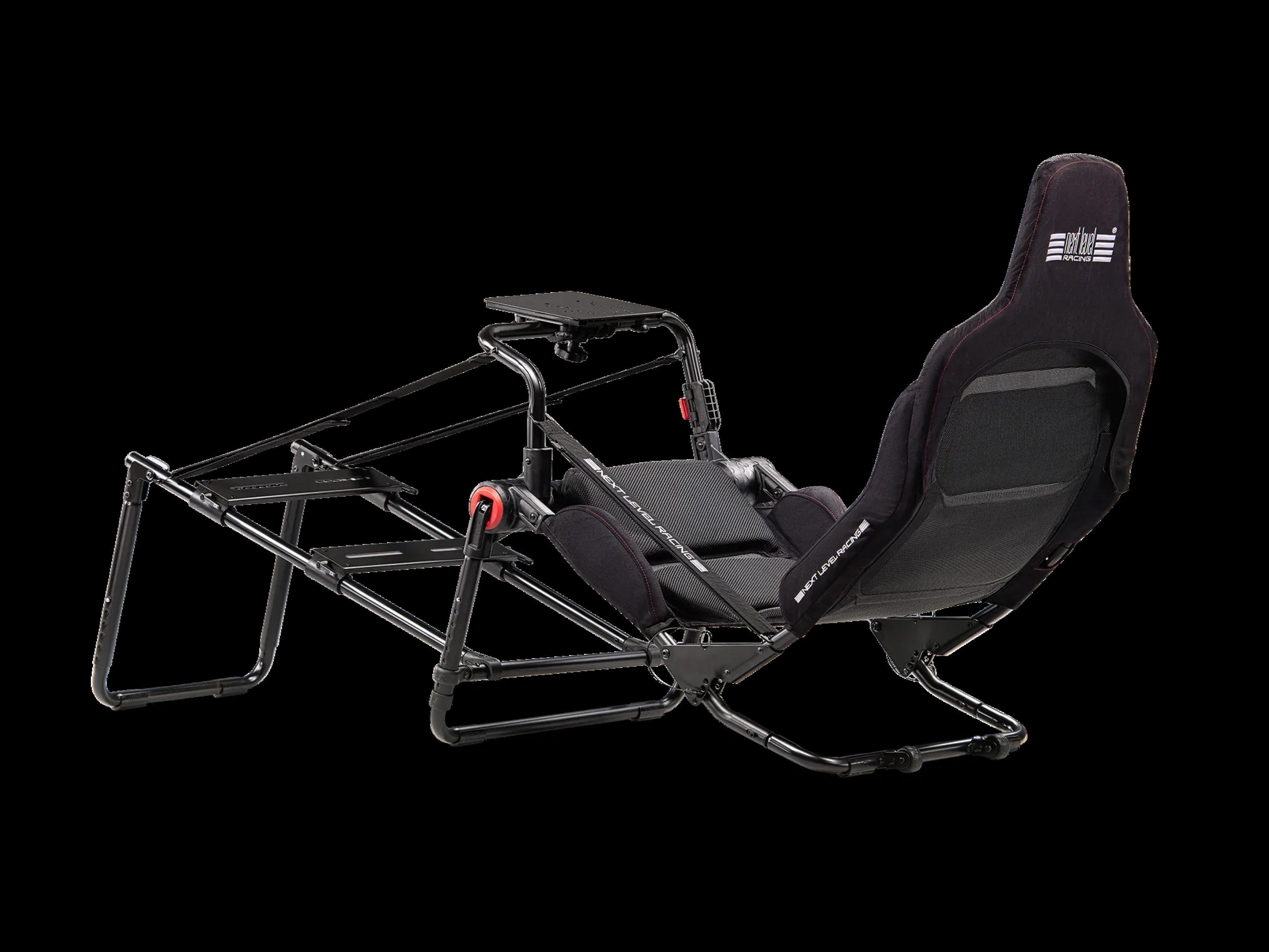 Una silla negra de simulador de carreras con costuras rojas y una mesa.
