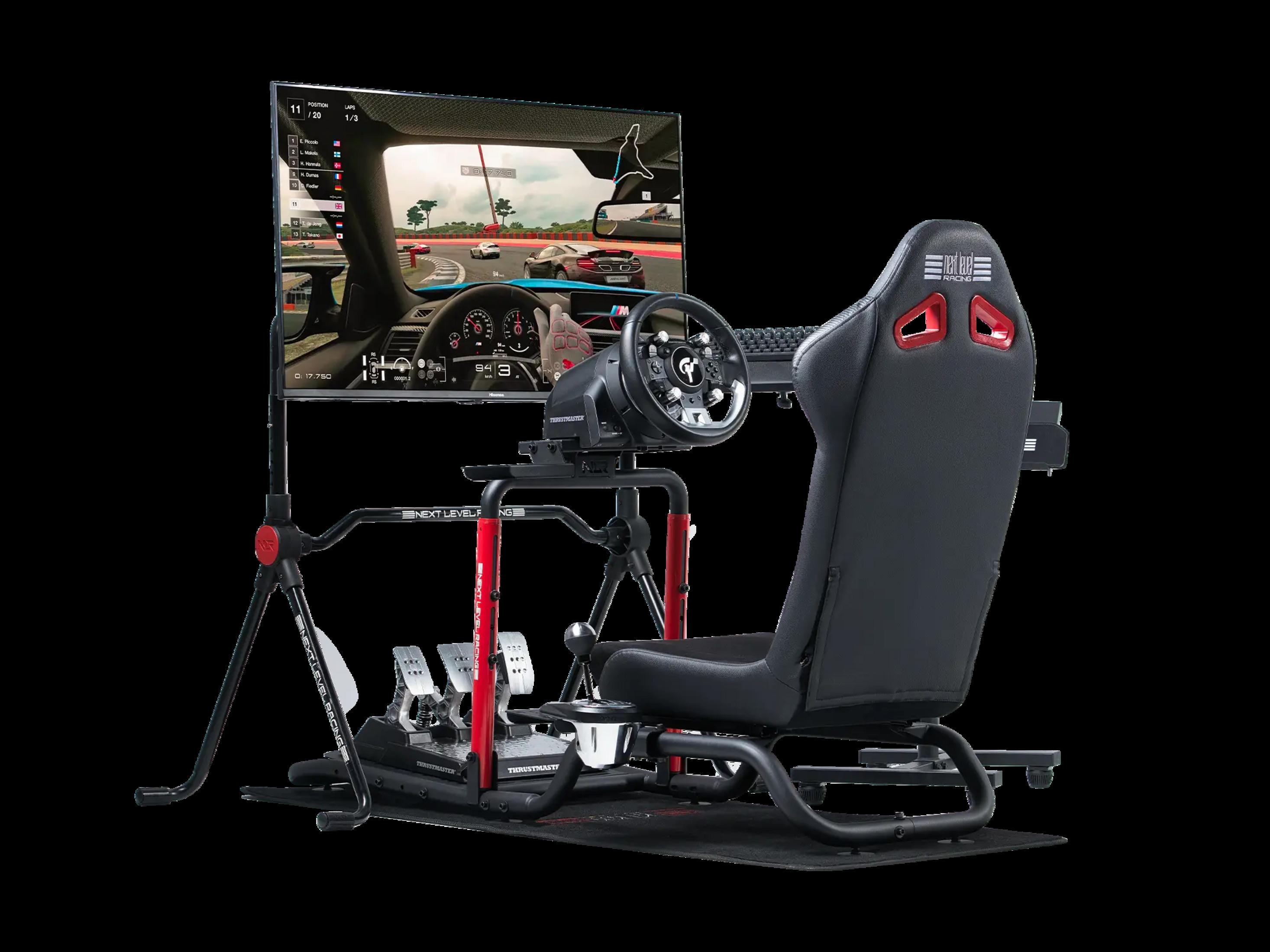 Ein Rennsimulator mit einem schwarzen Sitz, Lenkrad und Pedalen.