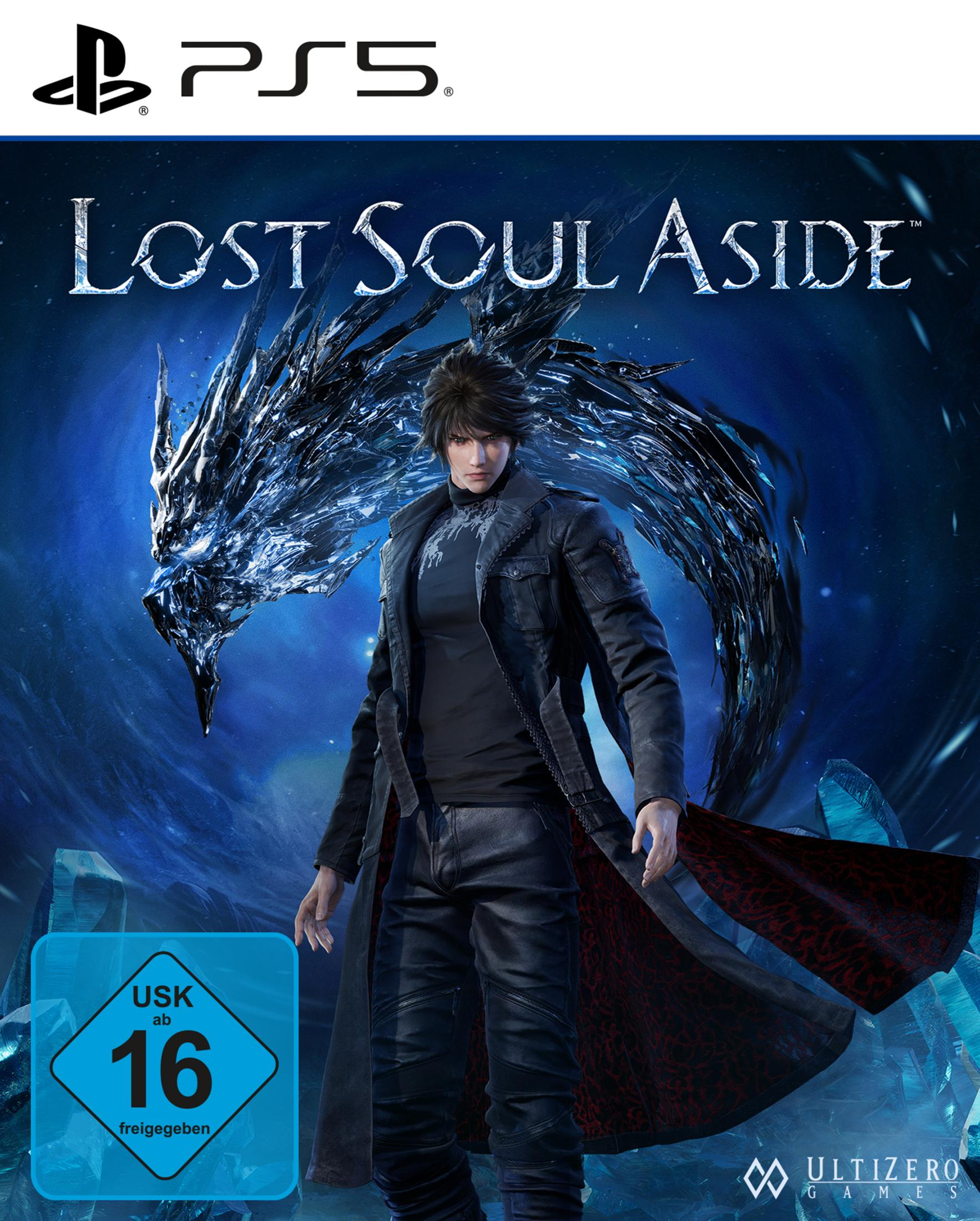 Un uomo in abiti neri si erge davanti a un drago ghiacciato e al logo PS5.