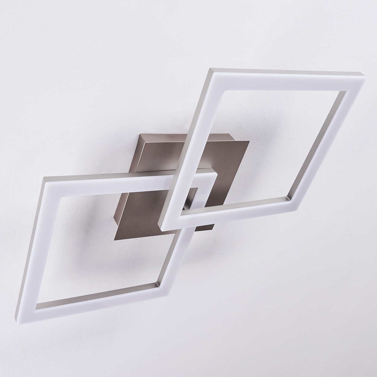 Moderne Deckenleuchte mit zwei überlappenden weißen Quadraten und Metallbasis.