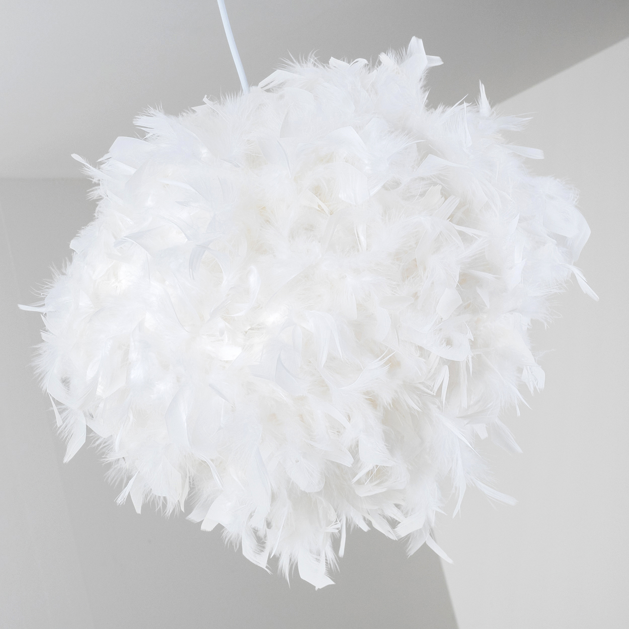 Eine kugelförmige weiße Federlampe hängt von der Decke.