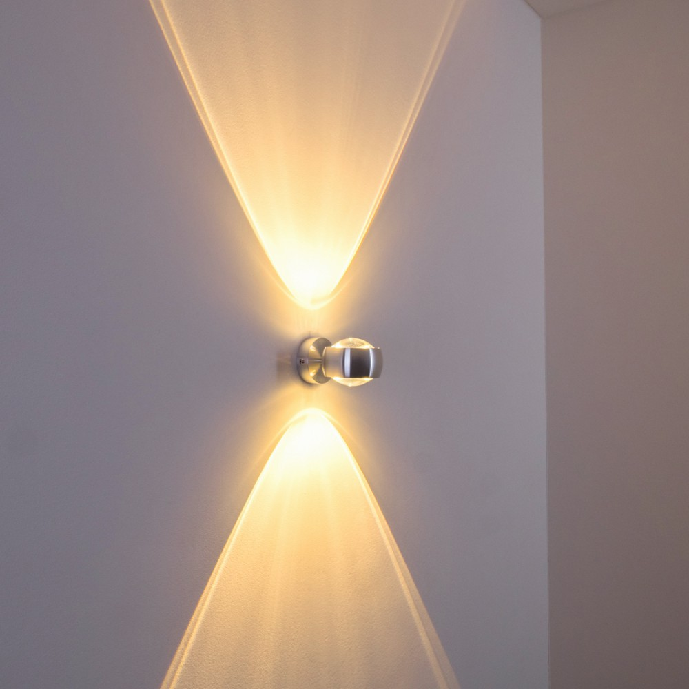 Eine Wandleuchte mit zwei Lichtkegeln, die nach oben und unten strahlen.