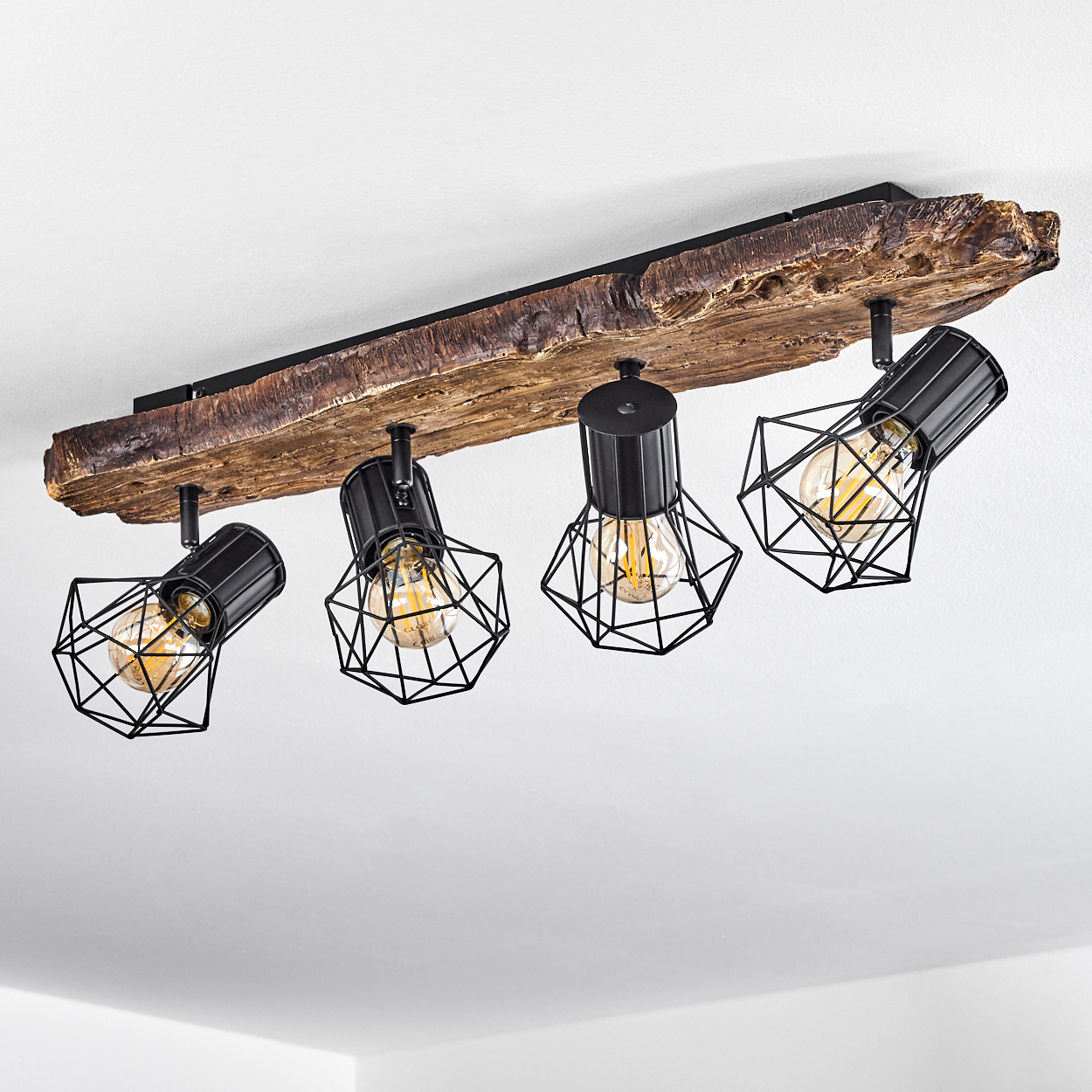 Deckenleuchte mit Holz und schwarzen Metallkäfiglampen.