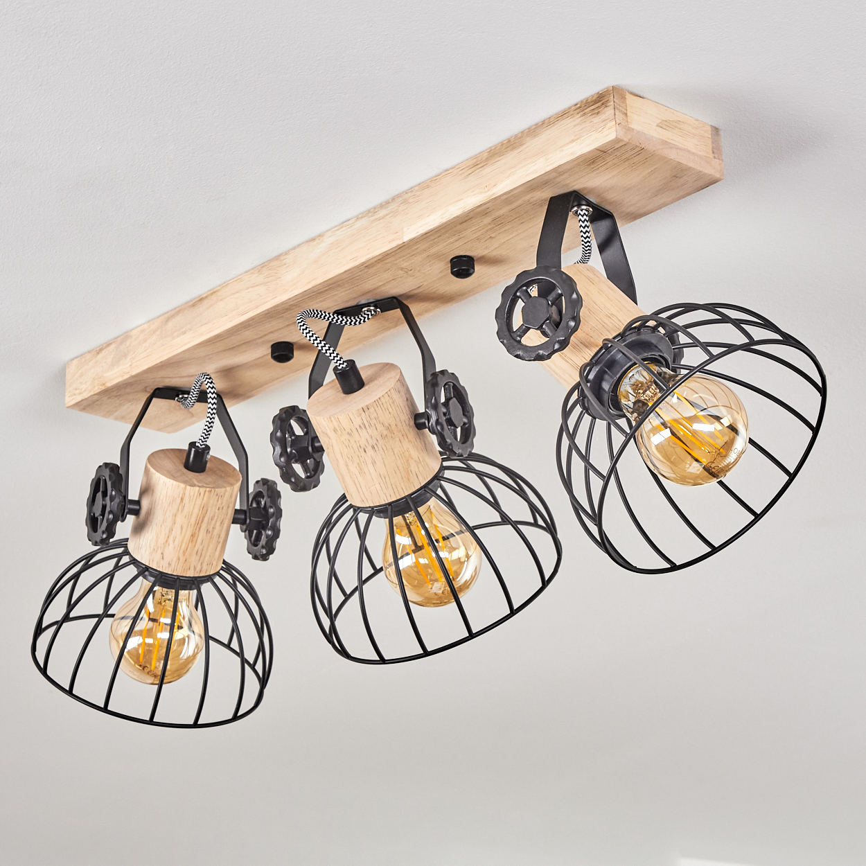 Holzdeckenleuchte mit drei schwarzen Drahtkäfiglampenschirmen und Holzdetails.