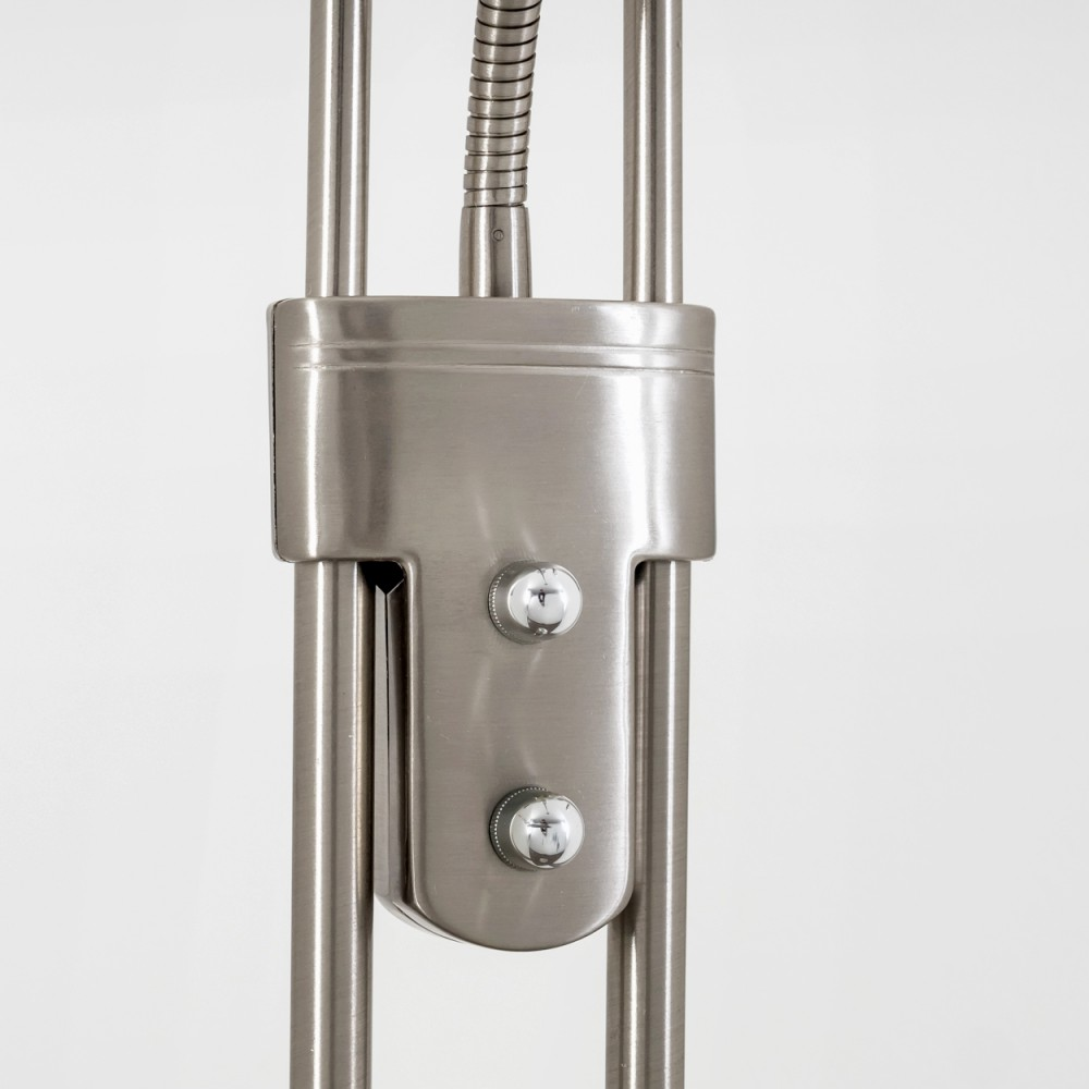 Detailaufnahme einer Stehleuchte mit zwei silbernen Knöpfen und einem flexiblen Metallarm.