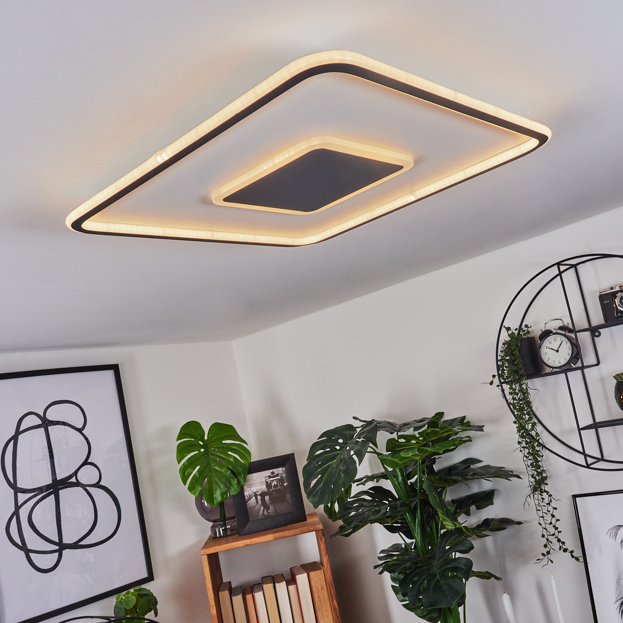 Moderne quadratische Deckenleuchte mit schwarzem Rahmen und zentralem dunklem Panel.