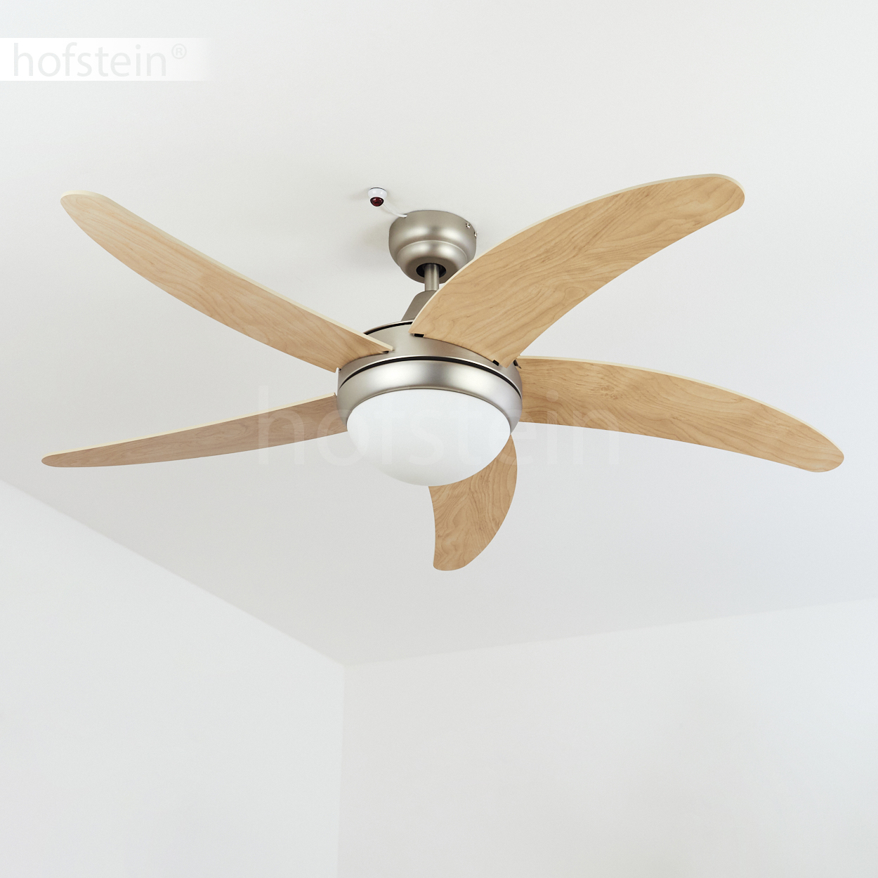 Deckenventilator mit fünf Holzflügeln und integrierter Lampe.