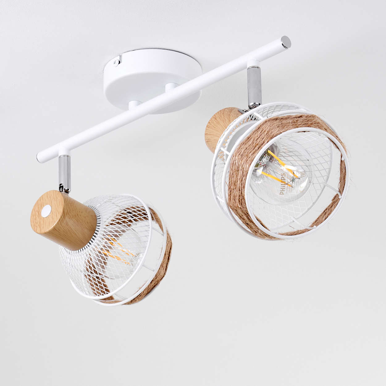 Weiße Schienenleuchte mit zwei verstellbaren Lampen, Holzakzenten und Seildetail.