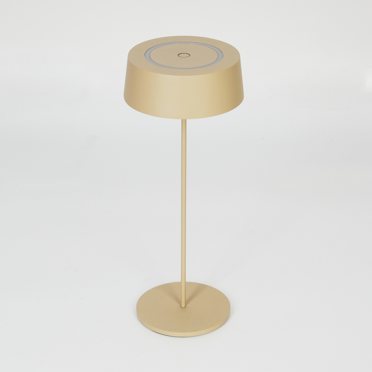 Eine schlanke, cremefarbene Schreibtischlampe mit rundem Fuß und Lampenschirm.